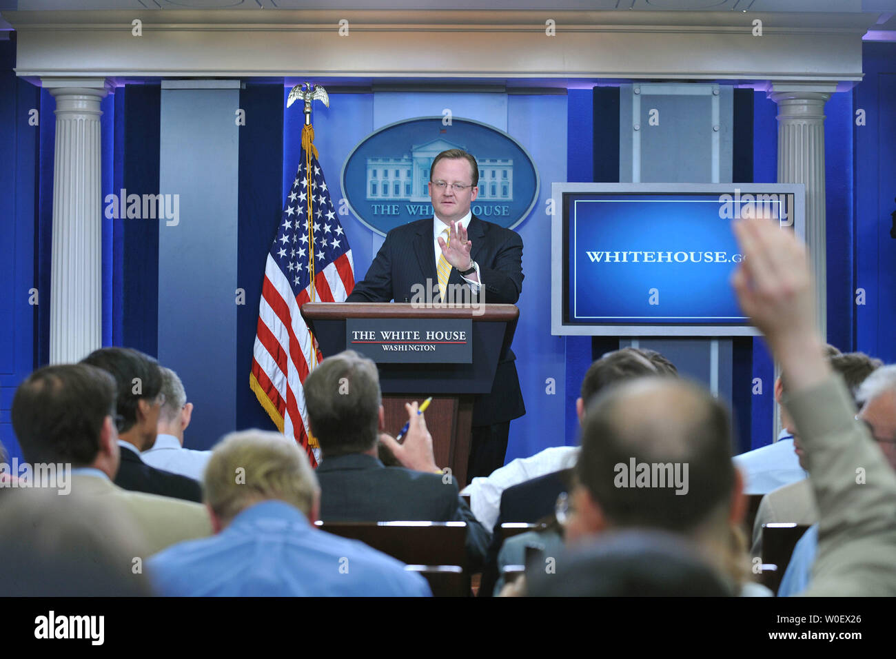 Der Pressesprecher des Weißen Hauses, Robert Gibbs, spricht über die Schweinepest während seiner täglichen Pressekonferenz im Weißen Haus in Washington am 27. April 2009 Influenza. (UPI Foto/Kevin Dietsch) Stockfoto