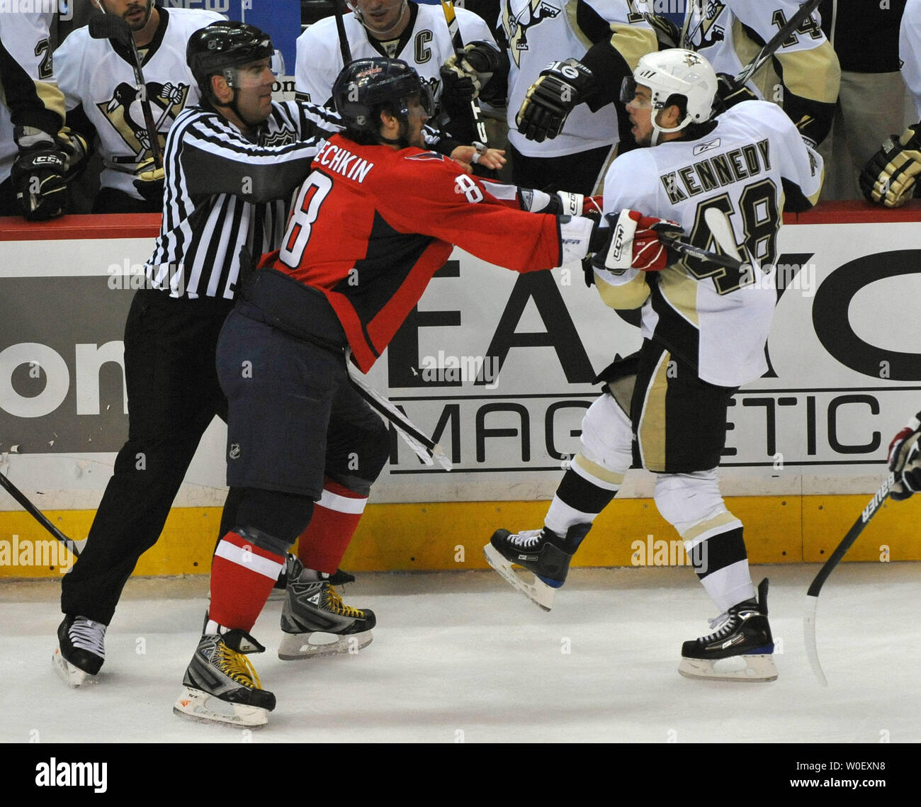 Washington Capitals Alexander Ovechkin (8) Kontrollen Pittsburgh Penguins Tyler Kennedy (48) Während der ersten Zeit im Verizon Center in Washington am 4. Mai 2009. Die Hauptstädte besiegt die Penguins 4-3. (UPI Foto/Kevin Dietsch) Stockfoto