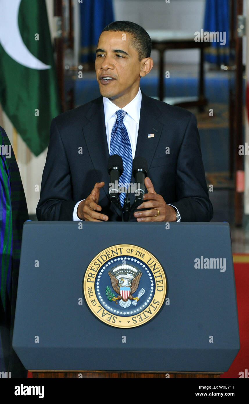 Us-Präsident Barack Obama liefert Erläuterungen nach einem Treffen mit Pakistans Präsident Asif Ali Zardari und Afghanistans Präsident Hamid Karsai in der Absolvent Foyer im Weißen Haus in Washington am 6. Mai 2009. (UPI Foto/Kevin Dietsch) Stockfoto