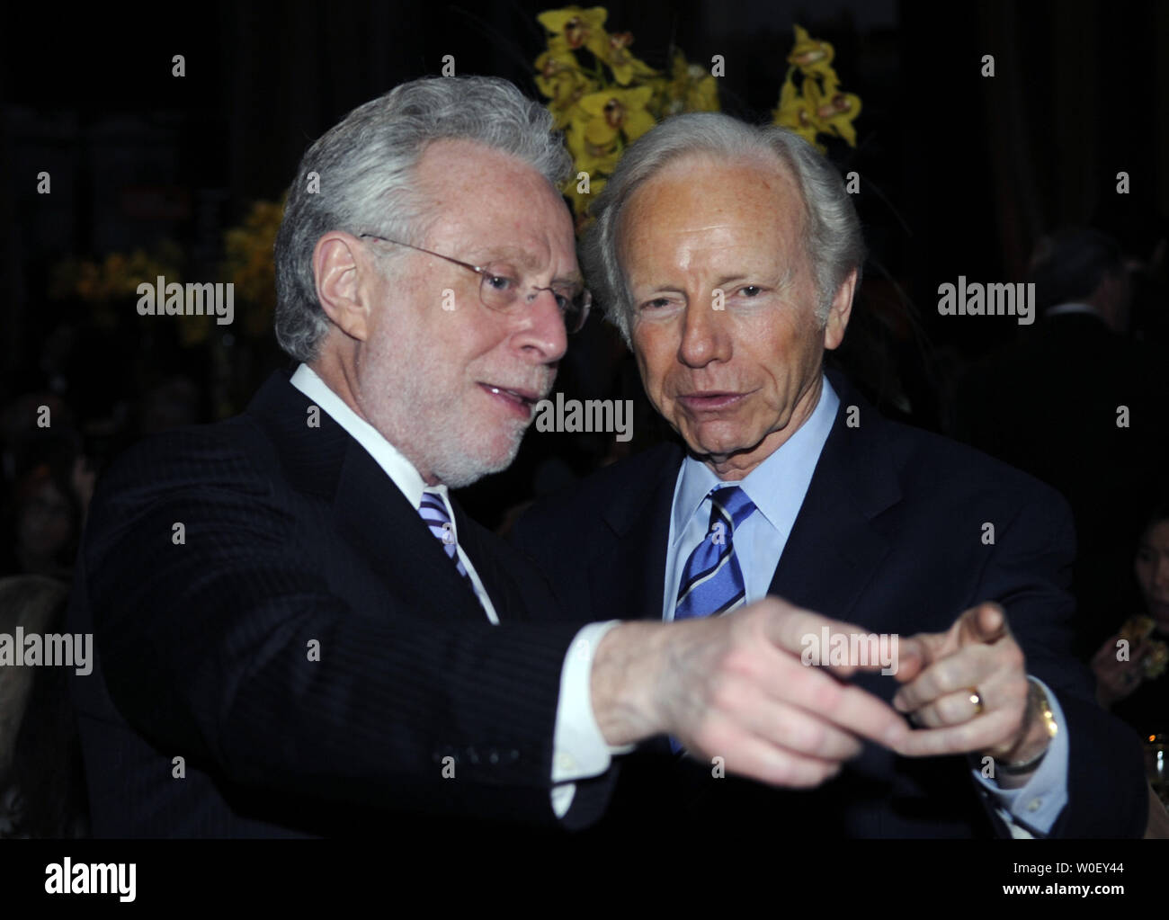 CNN Anker Wolf Blitzer (L) spricht mit Senator Joe Lieberman (I-CT) an den 30. Jahrestag Flüchtlinge International Dinner an der Botschaft von Italien in Washington am 7. Mai 2009. Die Organisation ist zu Ehren Ted Turner für seine Beiträge zu humanitären Fragen. (UPI Foto/Alexis C Glenn) Stockfoto