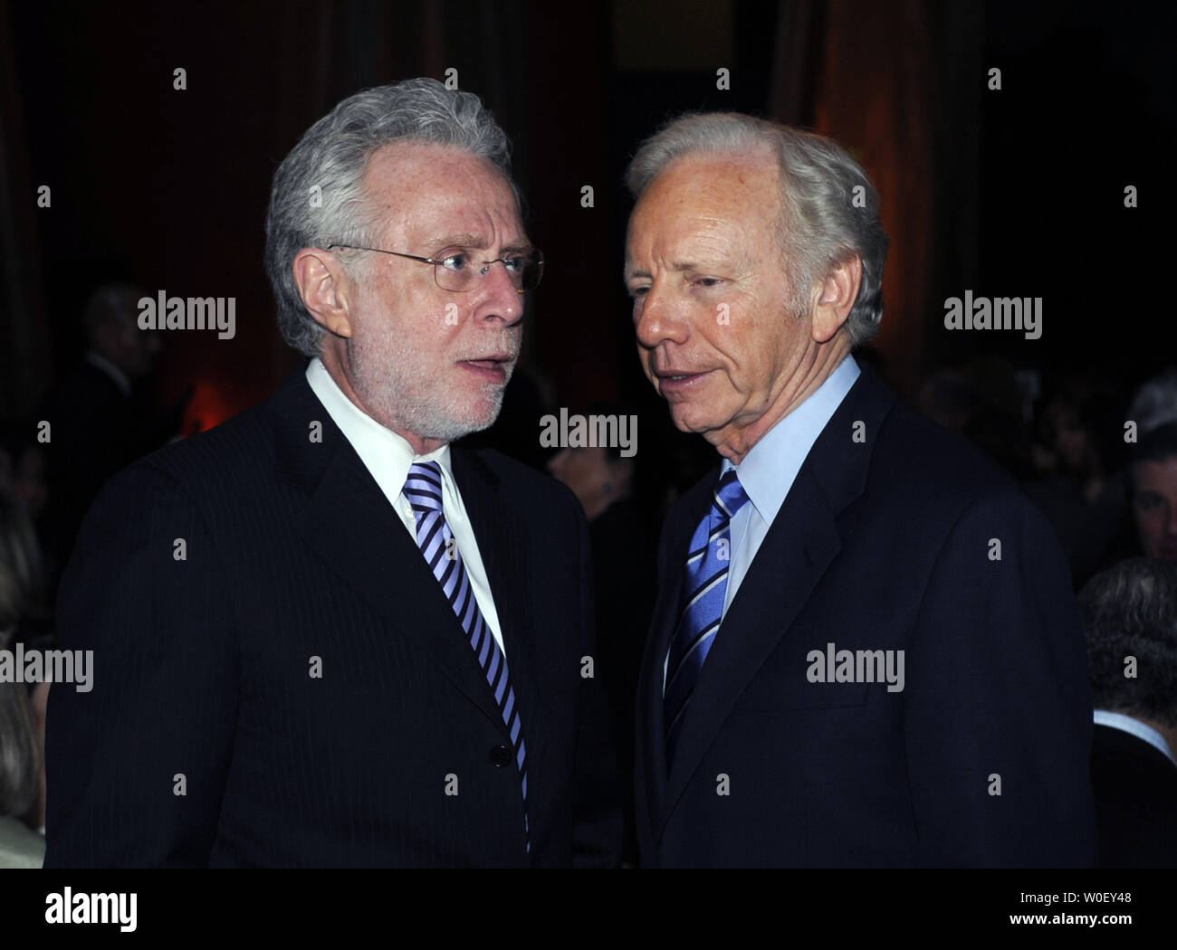 CNN Anker Wolf Blitzer (L) spricht mit Senator Joe Lieberman (I-CT) an den 30. Jahrestag Flüchtlinge International Dinner an der Botschaft von Italien in Washington am 7. Mai 2009. Die Organisation ist zu Ehren Ted Turner für seine Beiträge zu humanitären Fragen. (UPI Foto/Alexis C Glenn) Stockfoto