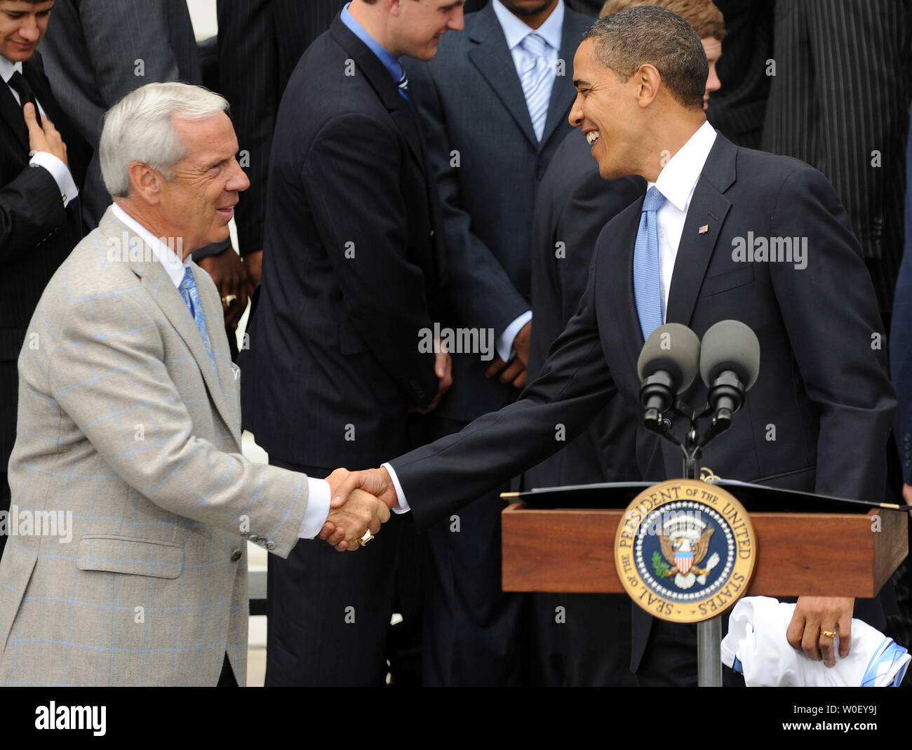 Us-Präsident Barack Obama schüttelt Hände mit Head Coach Roy Williams, wie Obama begrüßt die NCAA Meister Universität von Nord-Carolina Männer Basketball Team auf der südlichen Vorhalle des Weißen Hauses in Washington am 11. Mai 2009. (UPI Foto/Roger L. Wollenberg) Stockfoto