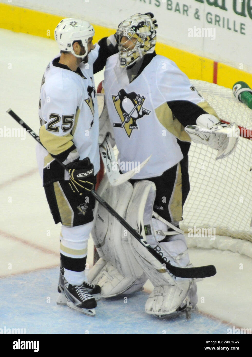 Pittsburgh Penguins goalie Treber - Andre Fleury (R) gratuliert durch Mannschaftskameraden Maxime Talbot nach der Pinguine die Washington Capitals mit 6:2 in Spiel 7 der NHL Playoff Serie im Verizon Center in Washington, DC am 13. Mai 2009 abgelehnt. (UPI Foto/Pat Benic) Stockfoto