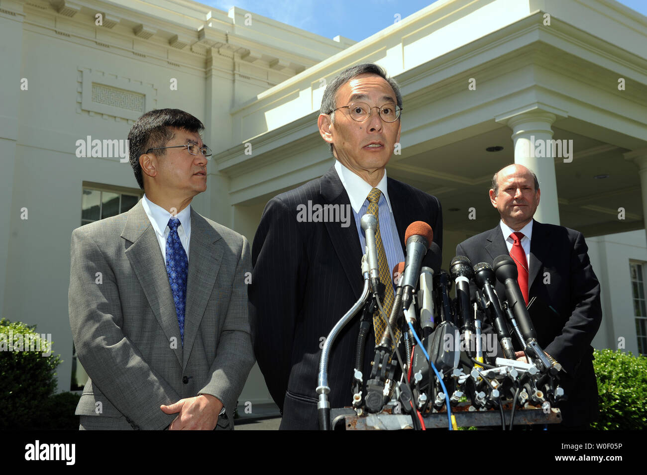 Us-Handelsminister Gary Locke, Energieminister Steven Chu und George Arnold, stellvertretender Direktor des Nationalen Instituts für Normen und Technologie (L, R) sprechen die Medien nach einem Treffen im Weißen Haus Smart Grid Entwicklung in Washington am 18. Mai 2009. Das Smart Grid Plan will die Technologie zu verwenden, um die Zuverlässigkeit und Effizienz der Bereitstellung und Nutzung von elektrischer Energie zu erhöhen. (UPI Foto/Roger L. Wollenberg) Stockfoto