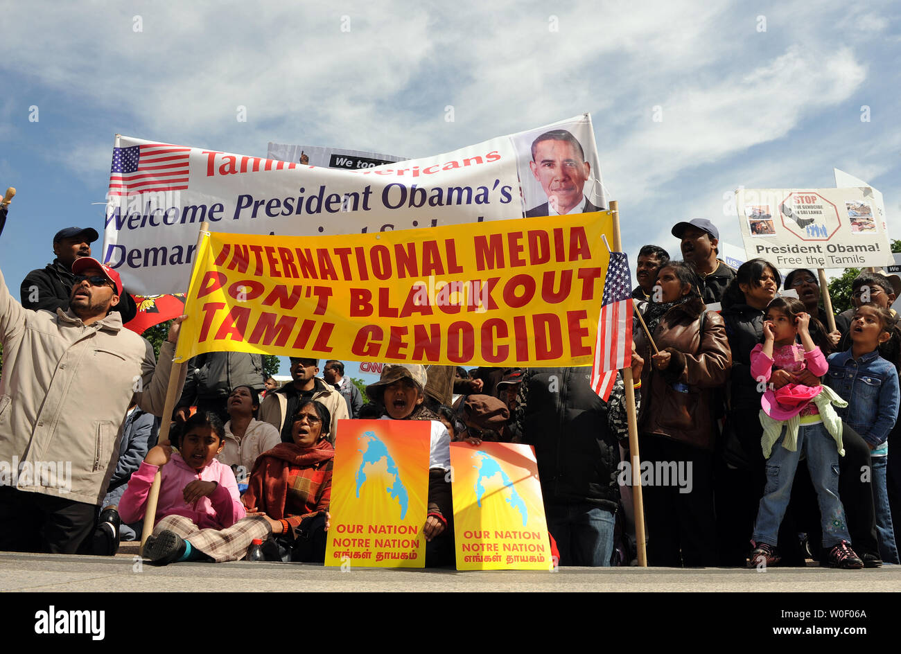 Hunderte von Demonstranten fordern das Ende der "Völkermord" gegen die tamilische Bevölkerung in Sri Lanka in der Nähe des Weißen Hauses in Washington am 18. Mai 2009. (UPI Foto/Roger L. Wollenberg) Stockfoto