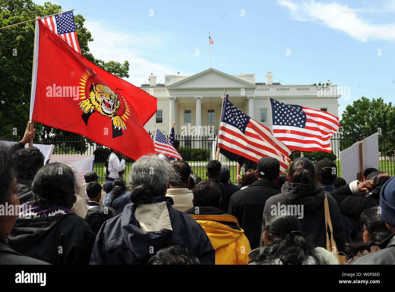 Hunderte von Demonstranten fordern das Ende der "Völkermord" gegen die tamilische Bevölkerung in Sri Lanka in der Nähe des Weißen Hauses in Washington am 18. Mai 2009. (UPI Foto/Roger L. Wollenberg) Stockfoto