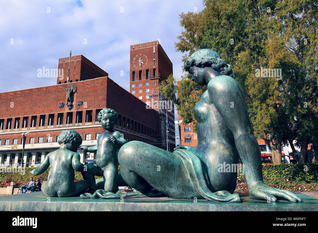 Oslo rathaus skulptur -Fotos und -Bildmaterial in hoher Auflösung – Alamy