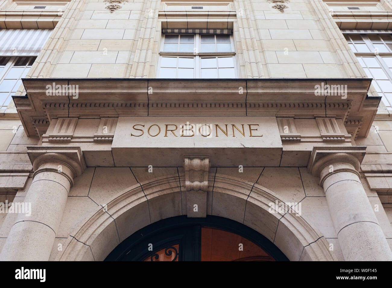 Fassade der Universität Sorbonne in Paris, Frankreich, im Jahr 1257 gegründet. Stockfoto