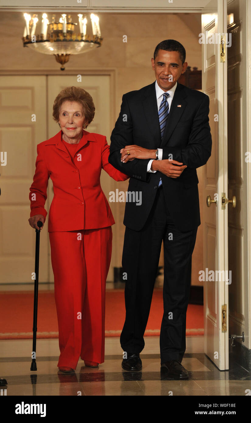 Präsident Barack Obama tritt in den Diplomatischen Zimmer mit ehemaligen First Lady Nancy Reagan Ronald Reagan Centennial Commission Act, im Weißen Haus in Washington am 2. Juni 2009 zu unterzeichnen. (UPI Foto/Kevin Dietsch) Stockfoto