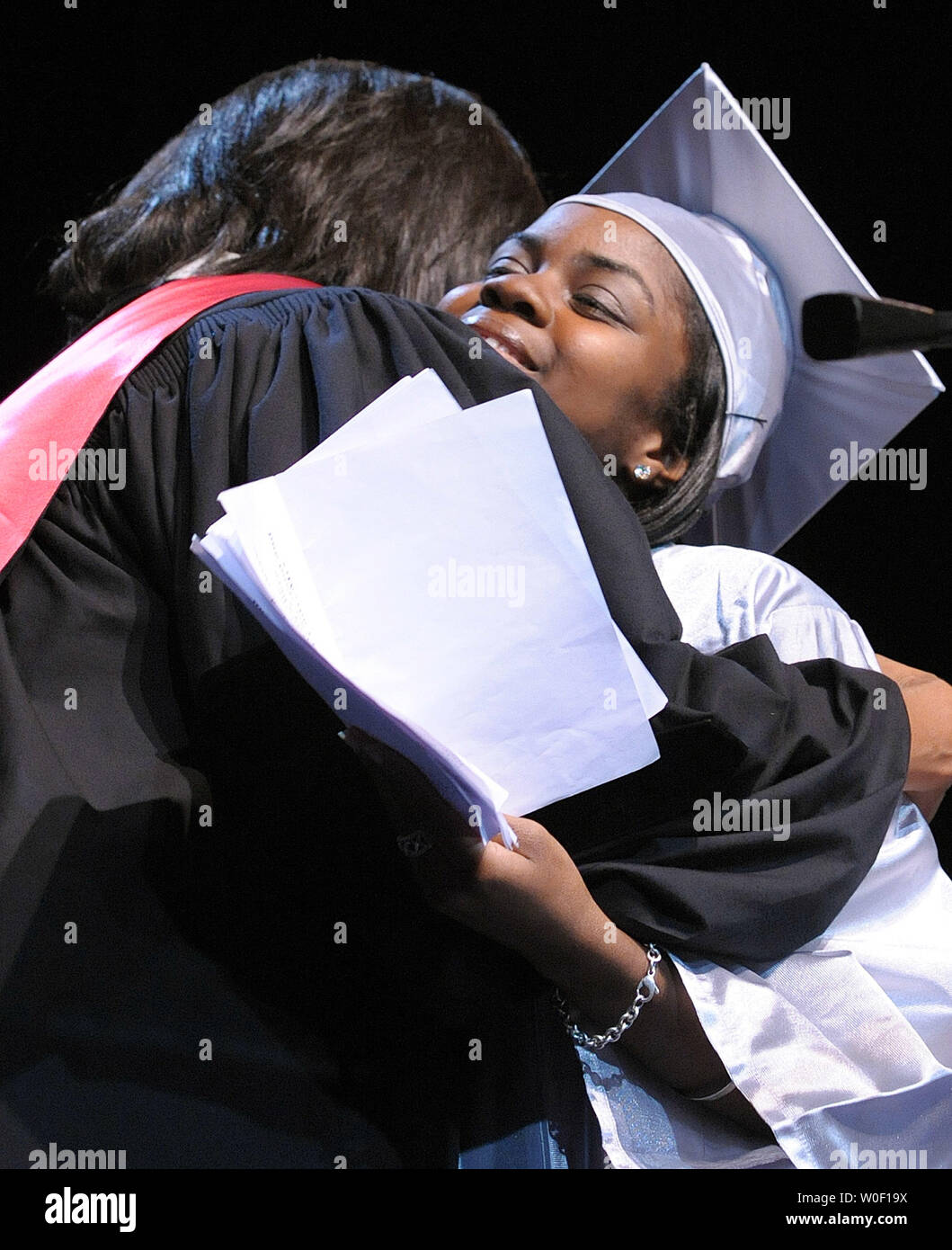 First Lady Michelle Obama umarmt Jasmin Williams während der Anfang Zeremonie für graduierende seniors von Washington Mathematik Wissenschaft Technologie öffentlichen Charter High School an der Howard University in Washington am 3. Juni 2009. Williams' Brief überzeugt Mrs Obama zu besuchen und Williams stellte Frau Obama als Keynote Speaker. (UPI Foto/Roger L. Wollenberg) Stockfoto