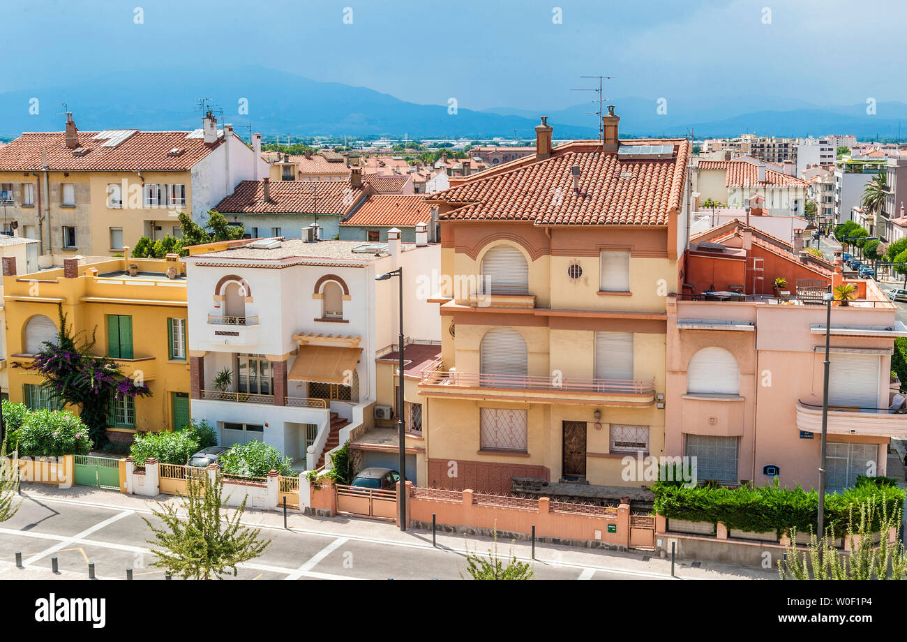 Frankreich, Okzitanien, östliche Pyrenäen, Perpignan, individueller, urbaner Häuser in Perpignan (in fornt Der Palast der Könige von Mallorca) Stockfoto