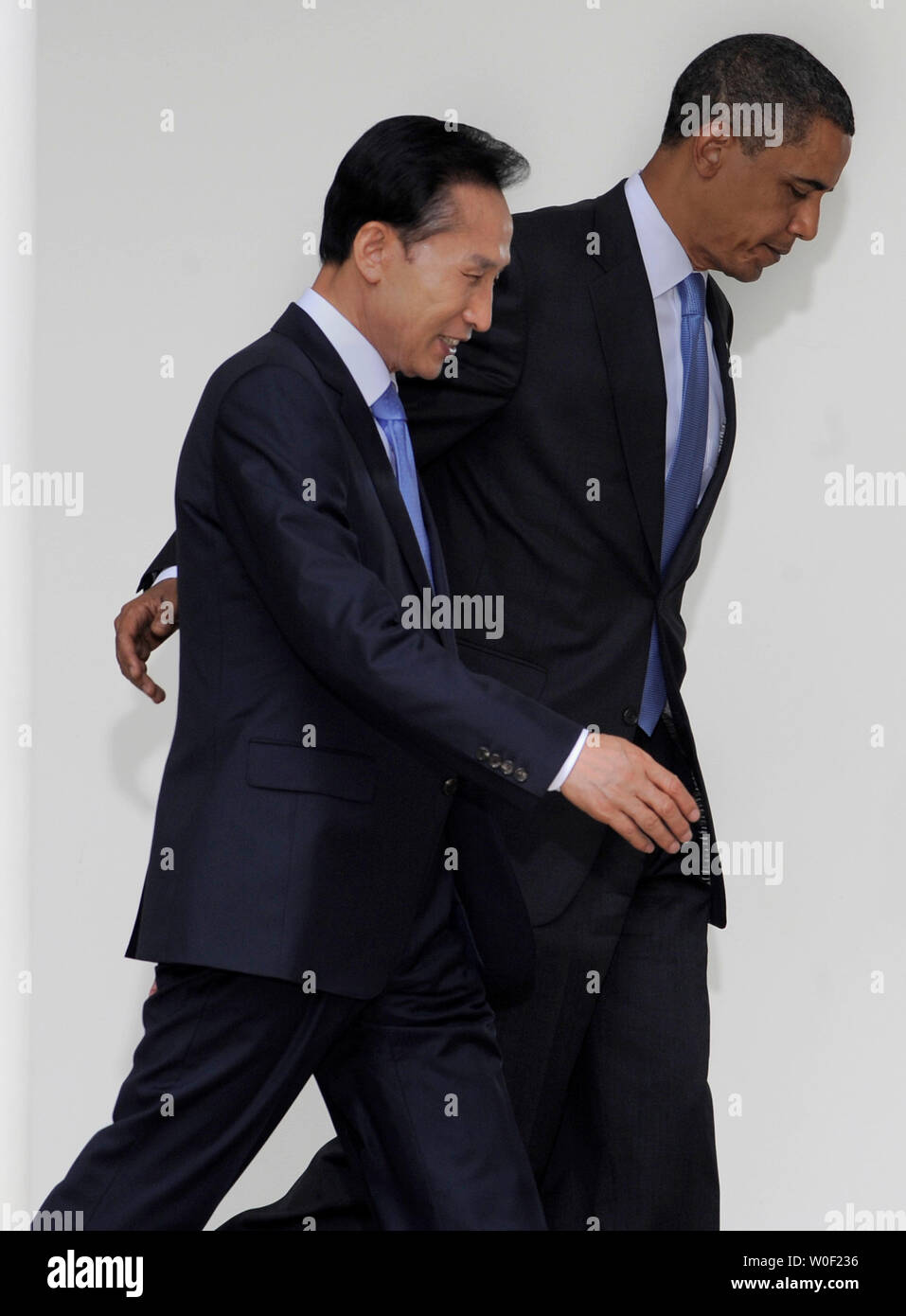 Us-Präsident Barack Obama (R) Escorts Südkoreas Präsident Lee Myung-bak, als sie zusammen auf dem West Wing Kolonnade nach einer Pressekonferenz im Rosengarten des Weißen Hauses, Juni 16, 2009, in Washington. Die Staats- und Regierungschefs erörterten die Frage der nuklearen Nordkorea, Fragen des Handels und der Weltwirtschaft. (UPI Foto/Mike Theiler) Stockfoto