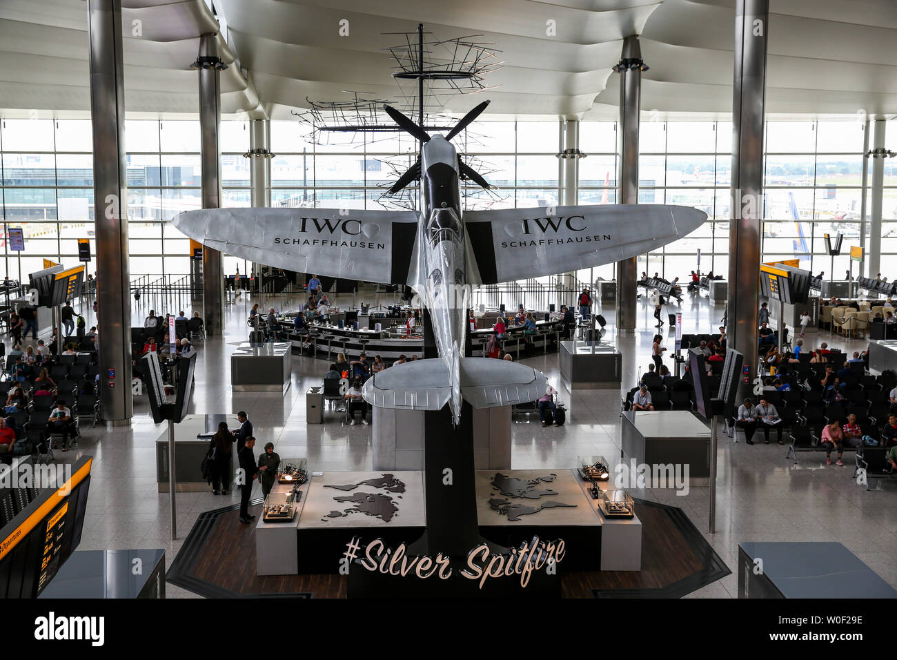 London, Großbritannien. 26 Juni, 2019. Ein zweiter Weltkrieg Silber Spitfire innerhalb des Flughafen Heathrow. Die Spitfire ist eine britische einsitzige Jagdflugzeug, das von der Royal Air Force und vielen Alliierten eingesetzt wurde vor, während und nach dem Zweiten Weltkrieg. Die Spitfire wurde in zahlreichen Varianten gebaut, mit mehrere Flügel Konfigurationen und wurde in größerer Zahl erzeugt, als jeder andere Britische Flugzeuge. Es war auch die einzige britische Fighter in der kontinuierlichen Produktion während des Krieges zu sein. Credit: Dinendra Haria/SOPA Images/ZUMA Draht/Alamy leben Nachrichten Stockfoto