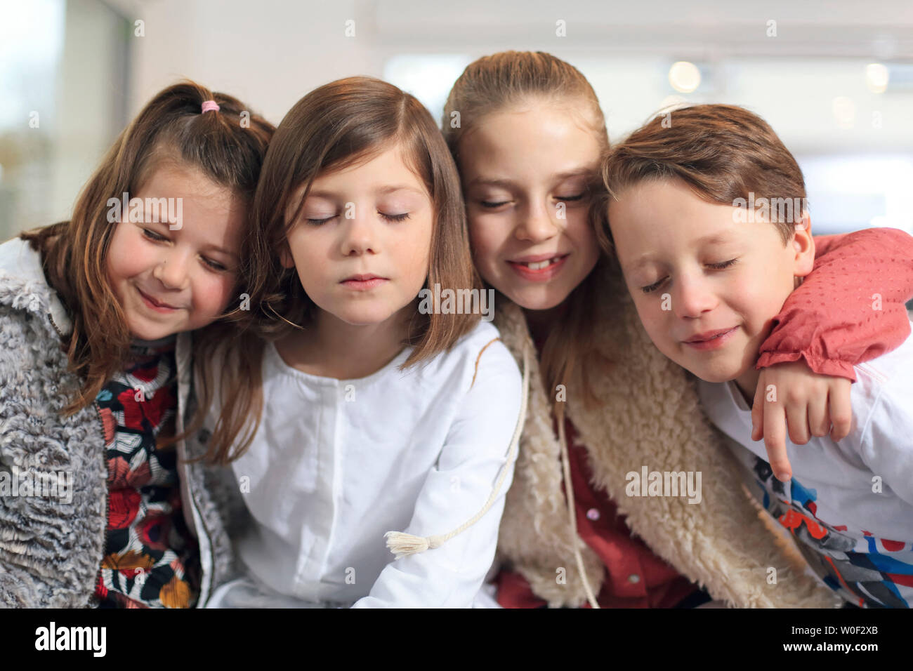 Vier Kinder schließen die Augen Stockfoto