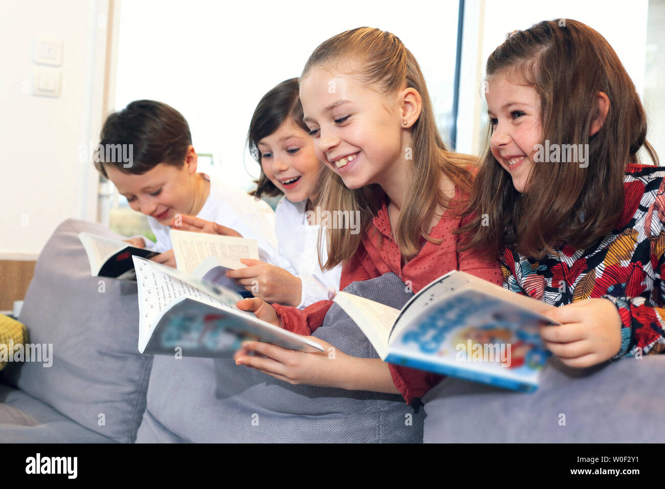 Kinder lesen Stockfoto