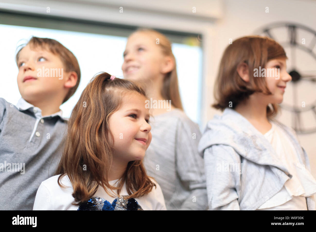 Kinder Suchen in verschiedene Richtungen. Stockfoto