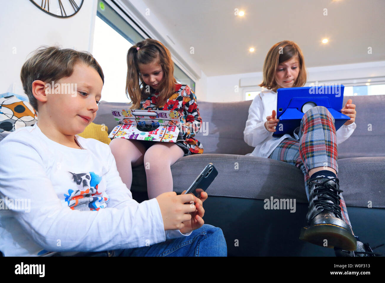 Kinder mit Smartphone und Laptop Stockfoto
