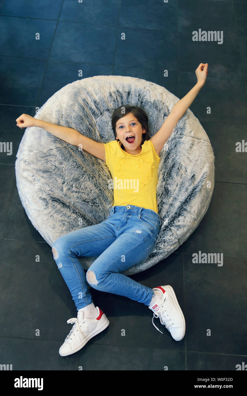 Mädchen auf einem Hocker Stockfoto