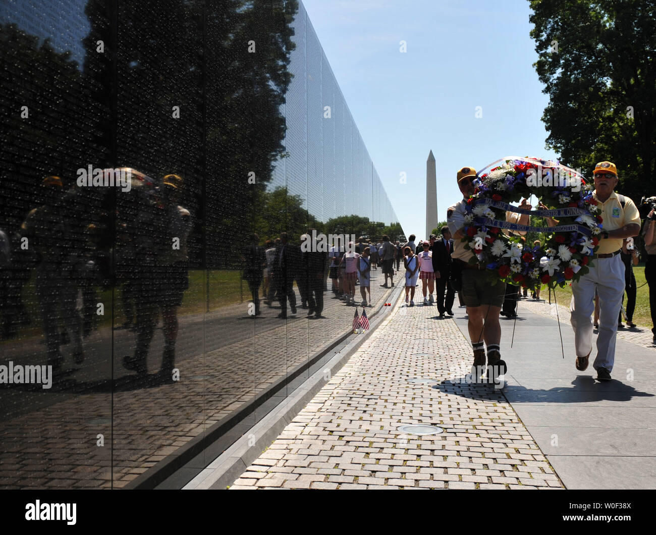 Freiwillige mit der Vietnam Veterans Memorial Fund Ort einen Kranz an der Vietnam Veterans Memorial die Ehrung der 50. Jahrestag der ersten zwei amerikanische Kampf der Opfer des Vietnamkriegs, in Washington am 8. Juli 2009. Die Zeremonie geehrt Armee Master Sgt. Chester Ovnand und Maj. Dale Buris Henriksen gestiftet, die am 8. Juli 1959 gestorben, wenn Ihre Verbindung wurde von Nordvietnamesischen kommunistischen befestigt. (UPI Foto/Kevin Dietsch) Stockfoto