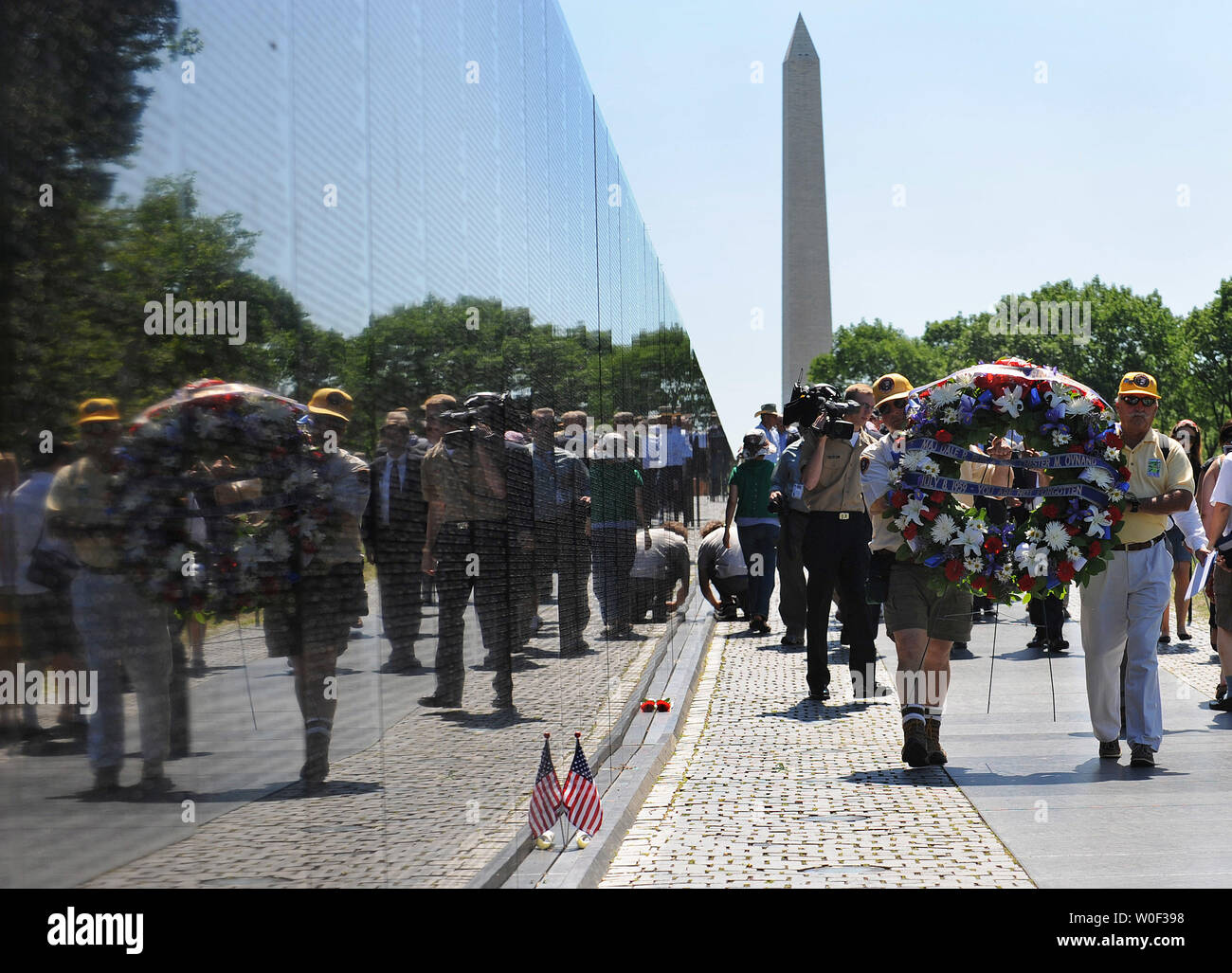 Freiwillige mit der Vietnam Veterans Memorial Fund Ort einen Kranz an der Vietnam Veterans Memorial die Ehrung der 50. Jahrestag der ersten zwei amerikanische Kampf der Opfer des Vietnamkriegs, in Washington am 8. Juli 2009. Die Zeremonie geehrt Armee Master Sgt. Chester Ovnand und Maj. Dale Buris Henriksen gestiftet, die am 8. Juli 1959 gestorben, wenn Ihre Verbindung wurde von Nordvietnamesischen kommunistischen befestigt. (UPI Foto/Kevin Dietsch) Stockfoto