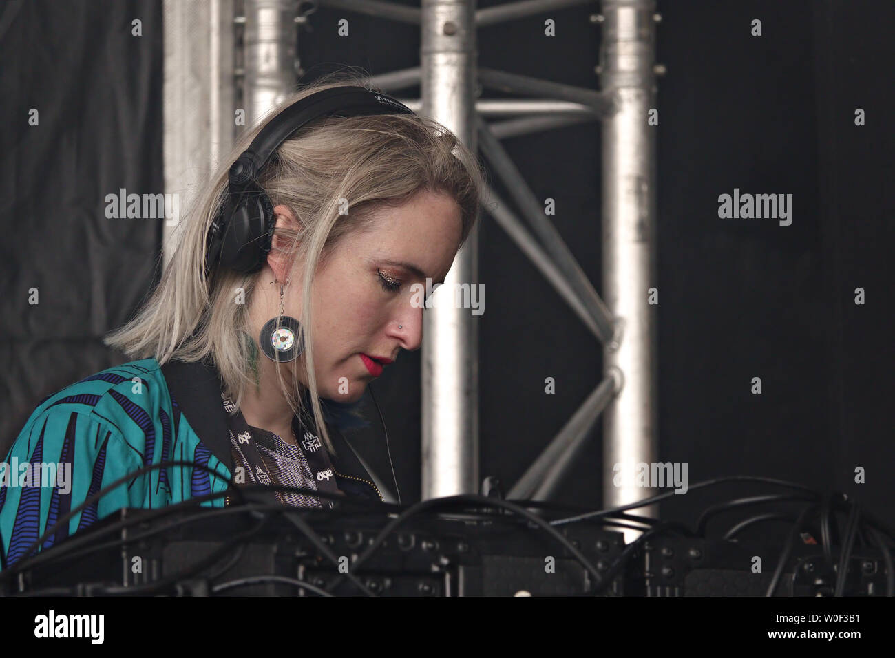 DJ Emily Staub auf der Bühne am 2019 Afrika Oye Music Festival im Sefton Park Liverpool UK. Stockfoto