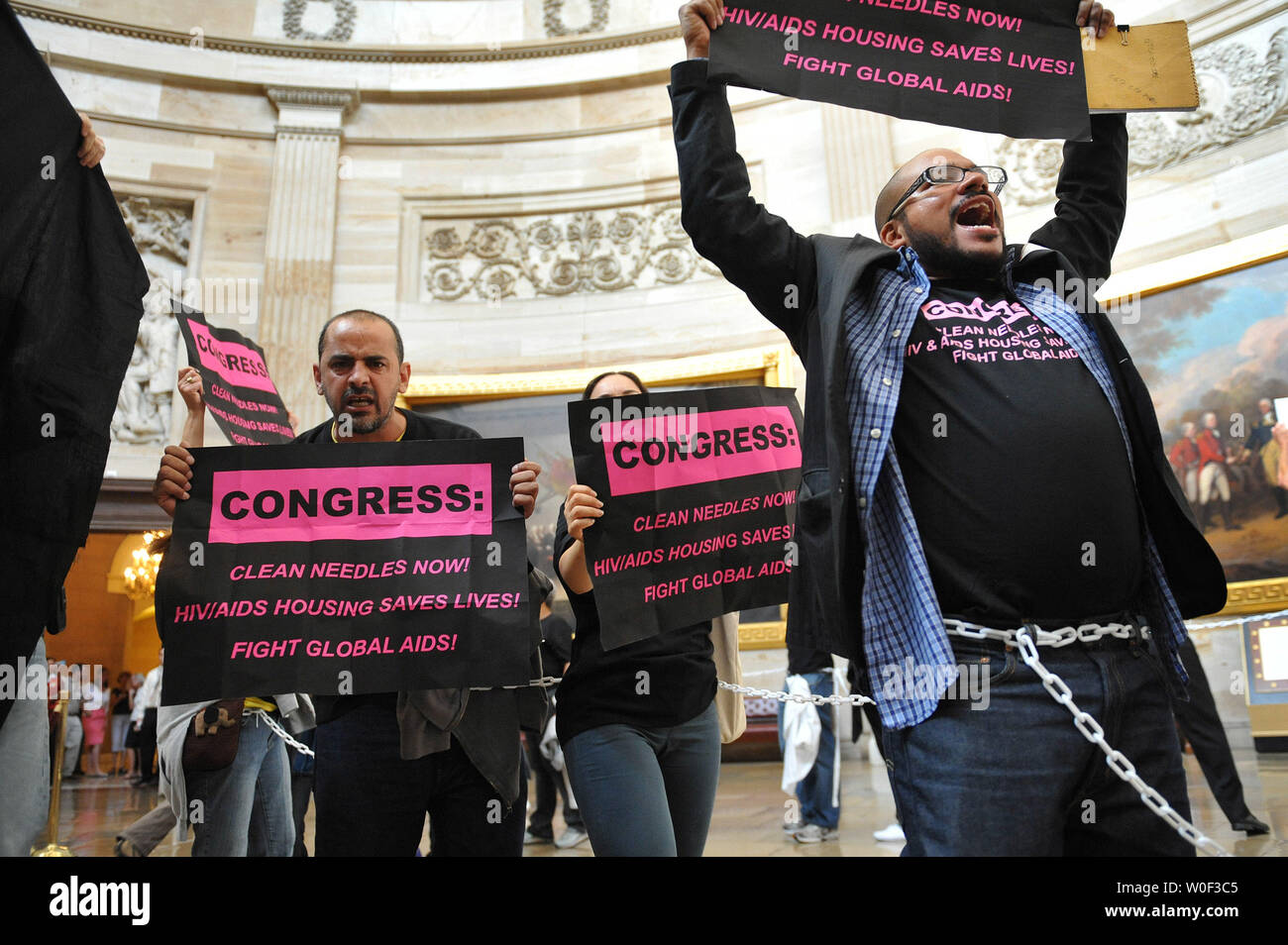 AIDS Demonstranten halten eine Demonstration in der Rotunde des US-Kapitol in Washington am 8. Juli 2009. AIDS-Aktivisten demonstrierten gegen Präsident Obama sagt, er hat gut auf eine Reihe von AIDS-Kampagne Versprechungen zu machen. (UPI Foto/Kevin Dietsch) Stockfoto