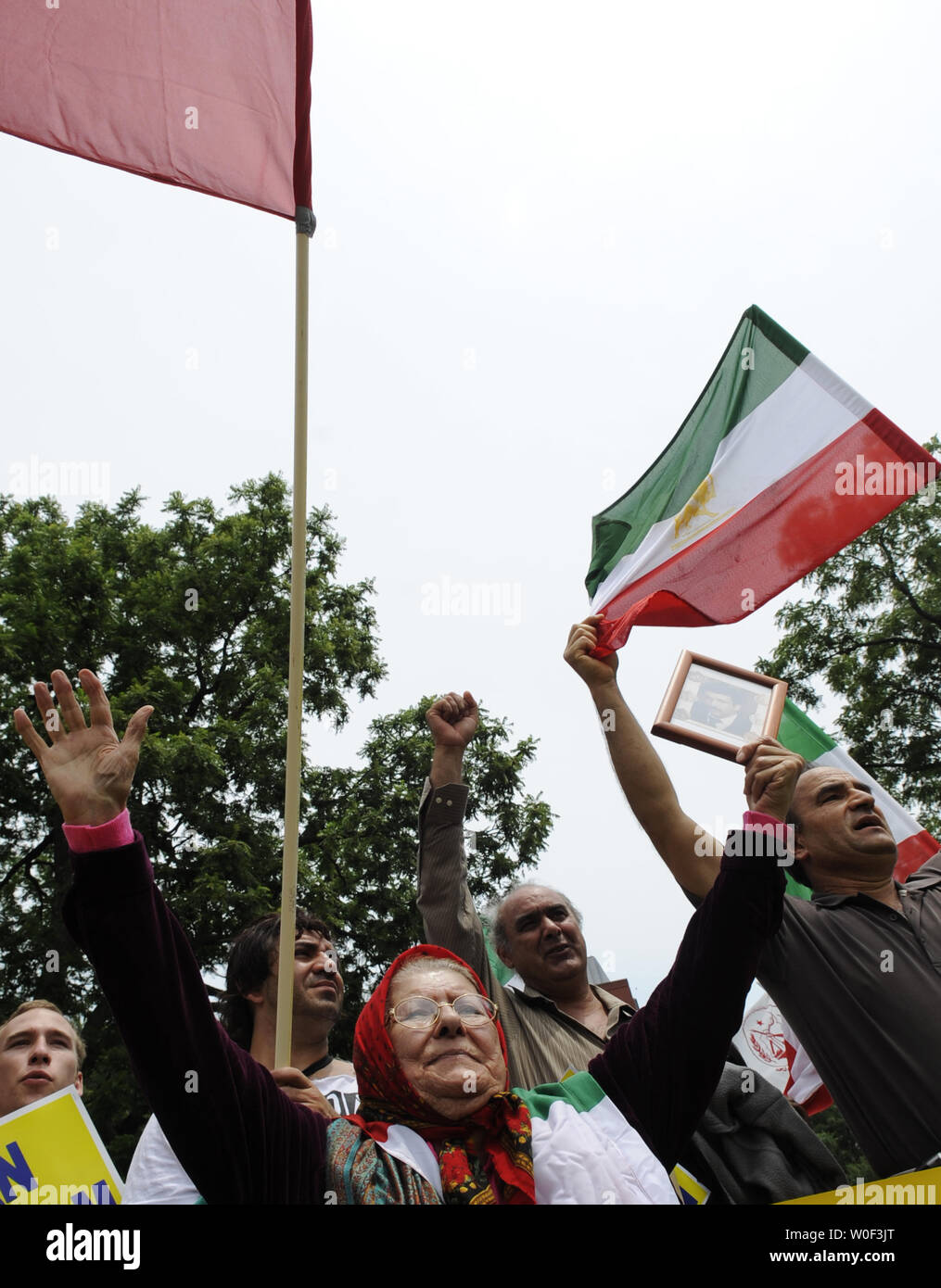 Monsureah Mojahdpur hält, ein Foto von Ihrem Sohn, Monjtaba, ein Student in Iran, die verhaftet, inhaftiert und von der Regierung ermordet, als Menschenrechtler und Verfechter des Nationalen Widerstandsrates Iran in Lafayette Park, gegenüber vom Weißen Haus in Washington, für die Rechte der Iraner gegen die Ergebnisse der Wahlen am 12. Juni, am 11. Juli 2009. (UPI Foto/Alexis C Glenn) Stockfoto