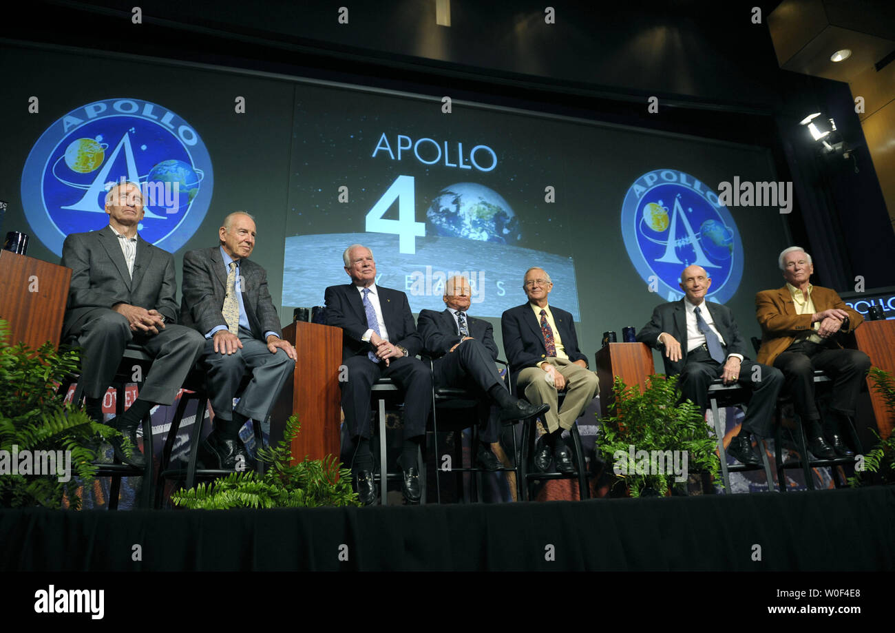 Von links nach rechts, dem ehemaligen Astronauten links, Walt Cunningham, Apollo 7, James Lovell Apollo 8 und Apollo 11, David Scott Apollo 9 und Apollo 15, Buzz Aldrin, Apollo 11, Charles Duke, Apollo 16, Apollo 10 und Thomas Stafford, Eugene Cernan, Apollo 10 und Apollo 17, sprechen Zum 40-jährigen Jubiläum der Mondlandung und Ihre Erfahrungen während einer Pressekonferenz bei der NASA Hauptquartier in Washington am 20. Juli 2009. (UPI Foto/Kevin Dietsch) Stockfoto