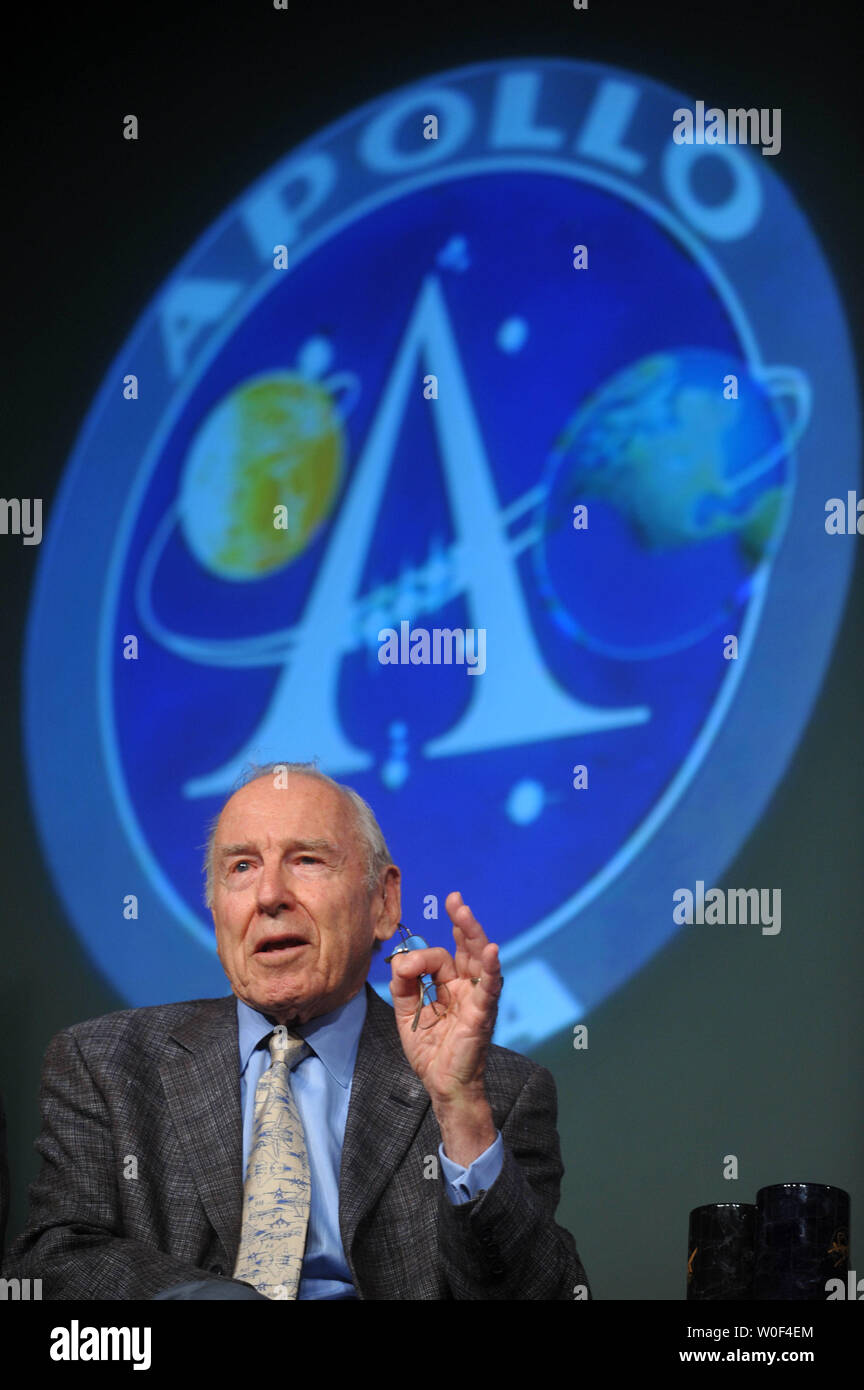 Ehemalige Apollo 7 und Apollo 13 Astronauten James Lovell spricht über seine Erfahrungen bei der NASA bei einer Pressekonferenz zum 40-jährigen Jubiläum der Mondlandung der NASA Hauptquartier in Washington am 20. Juli 2009. (UPI Foto/Kevin Dietsch) Stockfoto Ehemalige Apollo 7 und Apollo 13 Astronauten James Lovell spricht über seine Erfahrungen bei der NASA bei einer Pressekonferenz zum 40-jährigen Jubiläum der Mondlandung der NASA Hauptquartier in Washington am 20. Juli 2009. (UPI Foto/Kevin Dietsch) Stockfoto