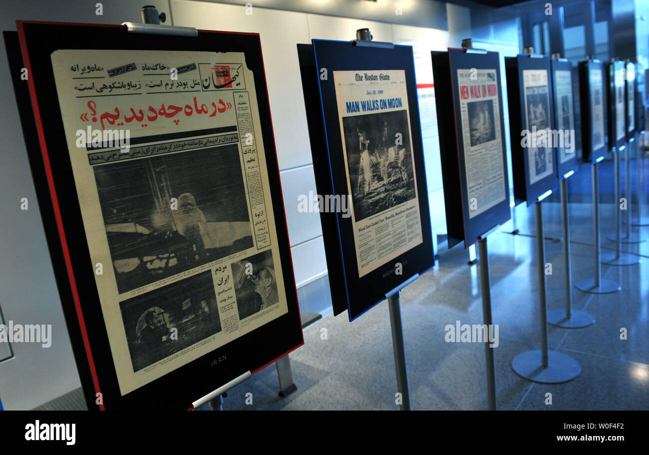 Die Vorderseite einer iranischen Zeitung von 1969 mit der Mondlandung ist in einer Ausstellung innerhalb der Newseum zum 40. Jahrestag der Apollo 11 und die Mondlandung in Washington am 20. Juli 2009 gesehen. (UPI Foto/Kevin Dietsch) Stockfoto
