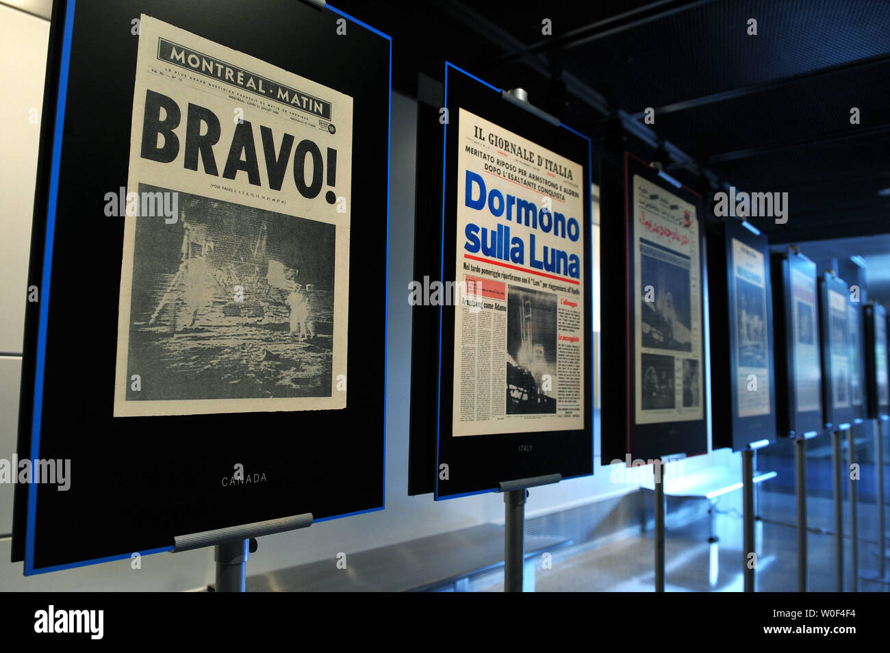 Die vorderen Seiten Zeitungen von 1969 mit der Mondlandung ist in einer Ausstellung innerhalb der Newseum zum 40. Jahrestag der Apollo 11 und die Mondlandung in Washington am 20. Juli 2009 gesehen. (UPI Foto/Kevin Dietsch) Stockfoto