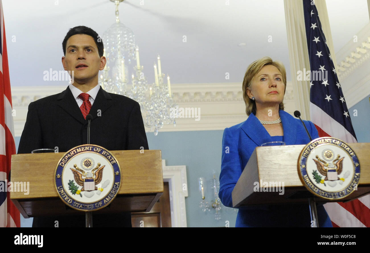 Außenministerin Hillary Clinton (R) und der britische Außenminister David Miliband spricht mit der Presse an einem gemeinsamen Verfügbarkeit nach ihrer Sitzung im State Department in Washington am 29. Juli 2009. UPI/Alexis C Glenn Stockfoto