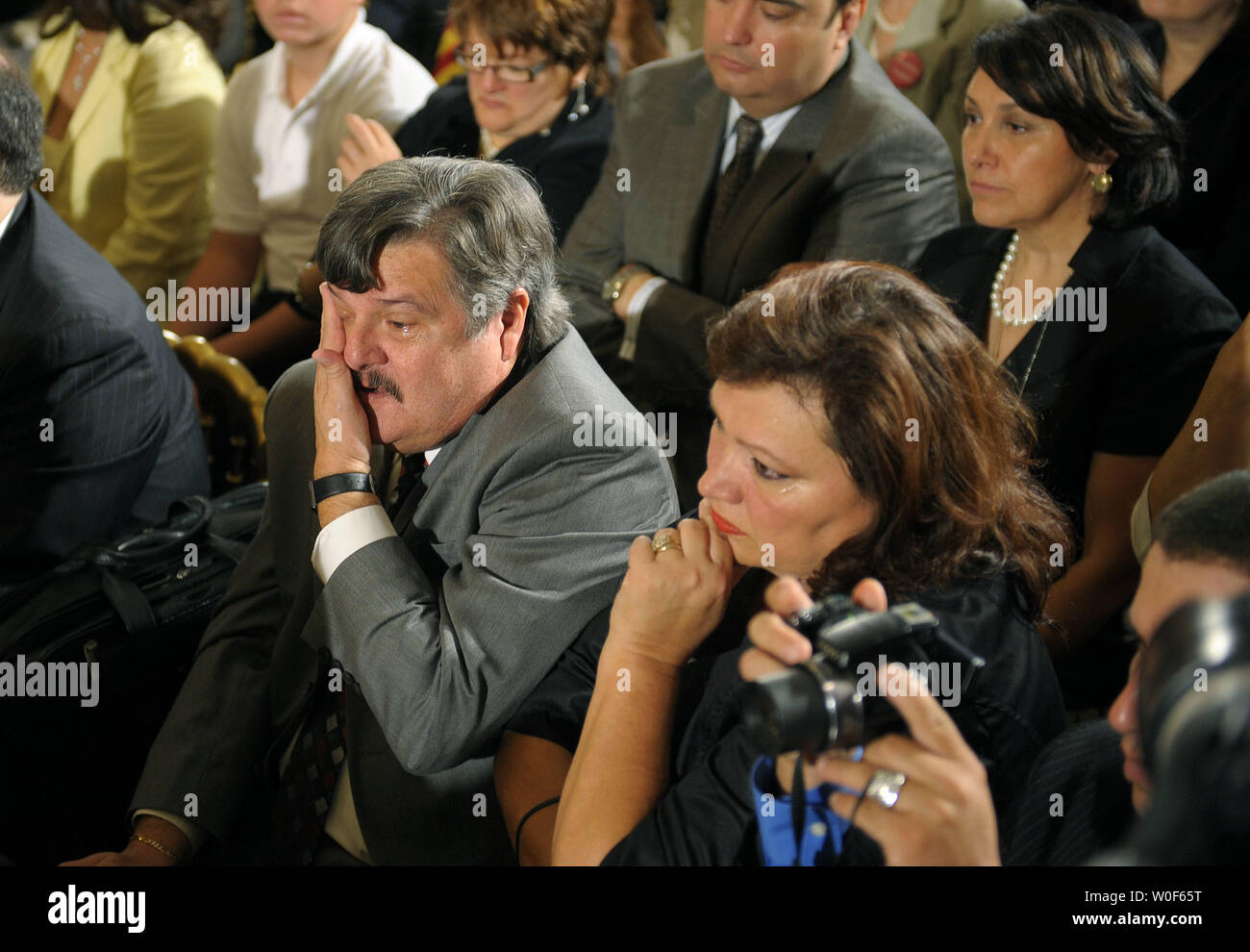 Zuschauer Tränen aus den Augen wischen während der begrüßungszeremonie für Obersten Gerichtshof Sonia Sotomayor im Weißen Haus in Washington am 12. August 2009. UPI/Kevin Dietsch Stockfoto