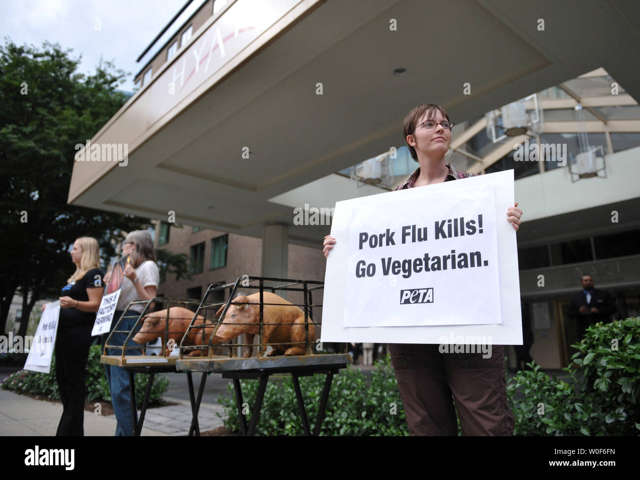 Mitglieder von PETA (Menschen für die ethische Behandlung von Tieren) Protest gegen "Fabrik" schweinehaltung außerhalb der Internationalen Schweinegrippe Konferenz in Washington am 19. August 2009. UPI/Kevin Dietsch Stockfoto