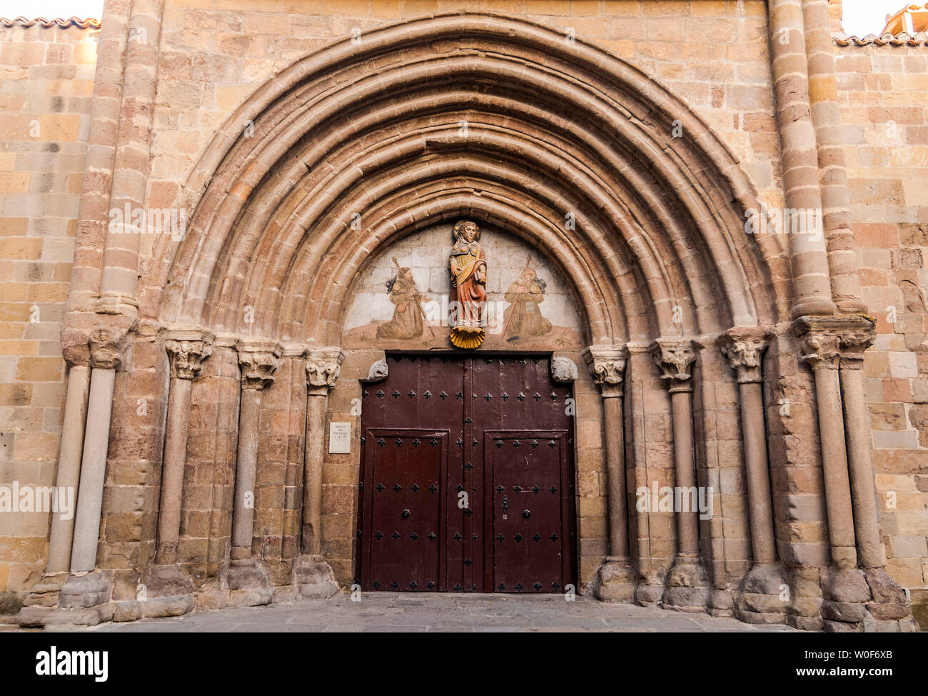 Spanien, Autonome Gemeinschaft Navarra, Provinz Sangüesa, Vorhalle der Kirche von Santiago el Mayor (12. - 14. Jahrhundert) (Saint James Weg) Stockfoto