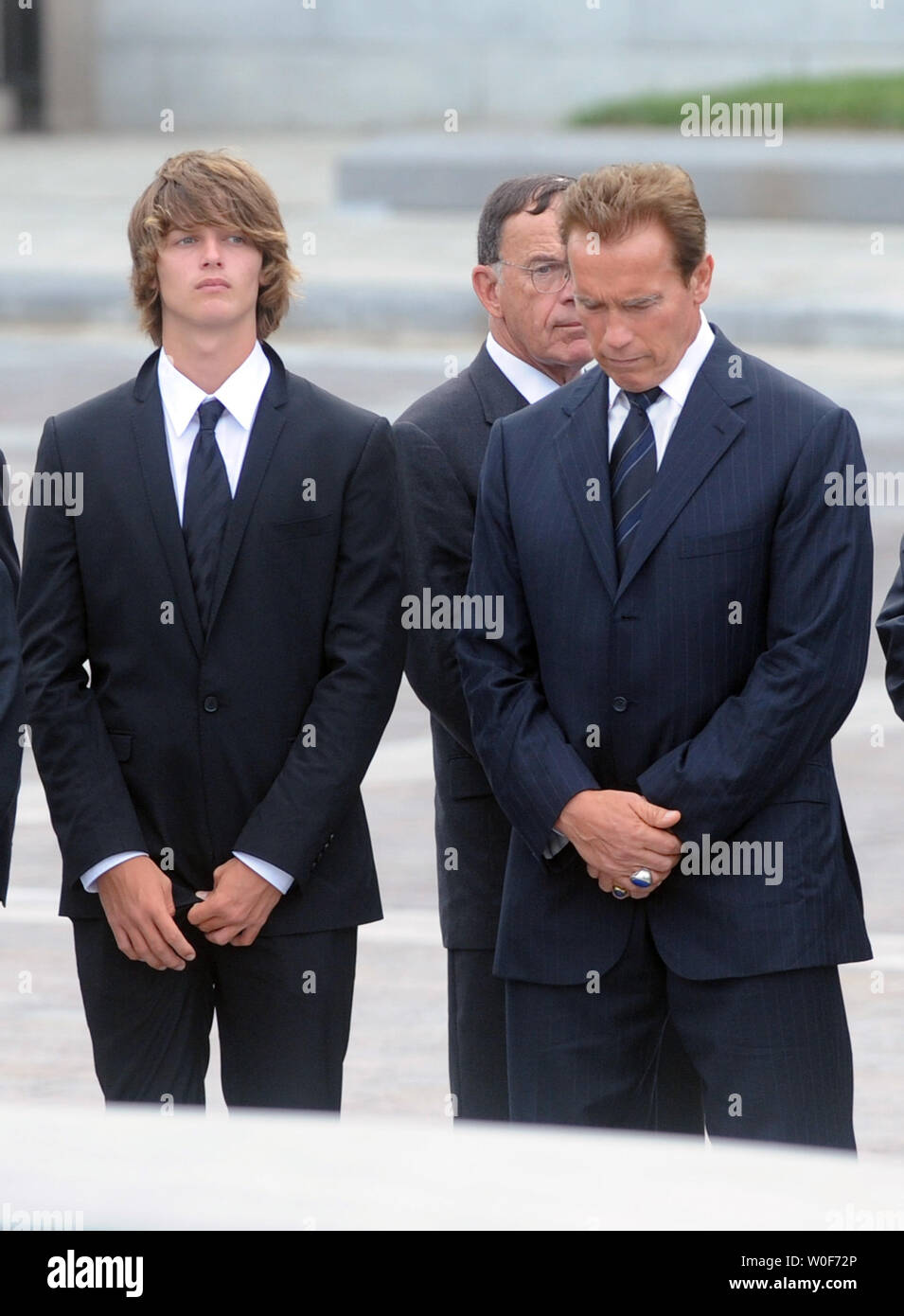 Der kalifornische Gouverneur Arnold Schwarzenegger (R) und sein Sohn Patrick Arnold Shriver Schwarzenegger Hören zu einem Gebet als der Leichenwagen, die Reste der US-Senator Edward Kennedy hält vor dem US-Kapitol in Washington am 29. August 2009. Senator Kennedy, der am 25. August im Alter von 77 Jahren bestanden, wird heute auf dem Arlington National Cemetery begraben werden. UPI/Alexis C Glenn Stockfoto
