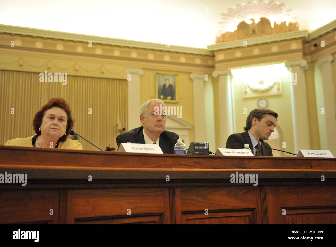 Karen Davis (L) des Commonwealth Fund, Johannes Arensmeyer (C), CEO von Small Business Mehrheit und Jacob Hacker in einem Haus demokratischen Lenkung und Politik Ausschuss Anhörung auf Heide Reform der Krankenversicherung, die in Washington am 15. September 2009 teilnehmen. UPI/Kevin Dietsch Stockfoto