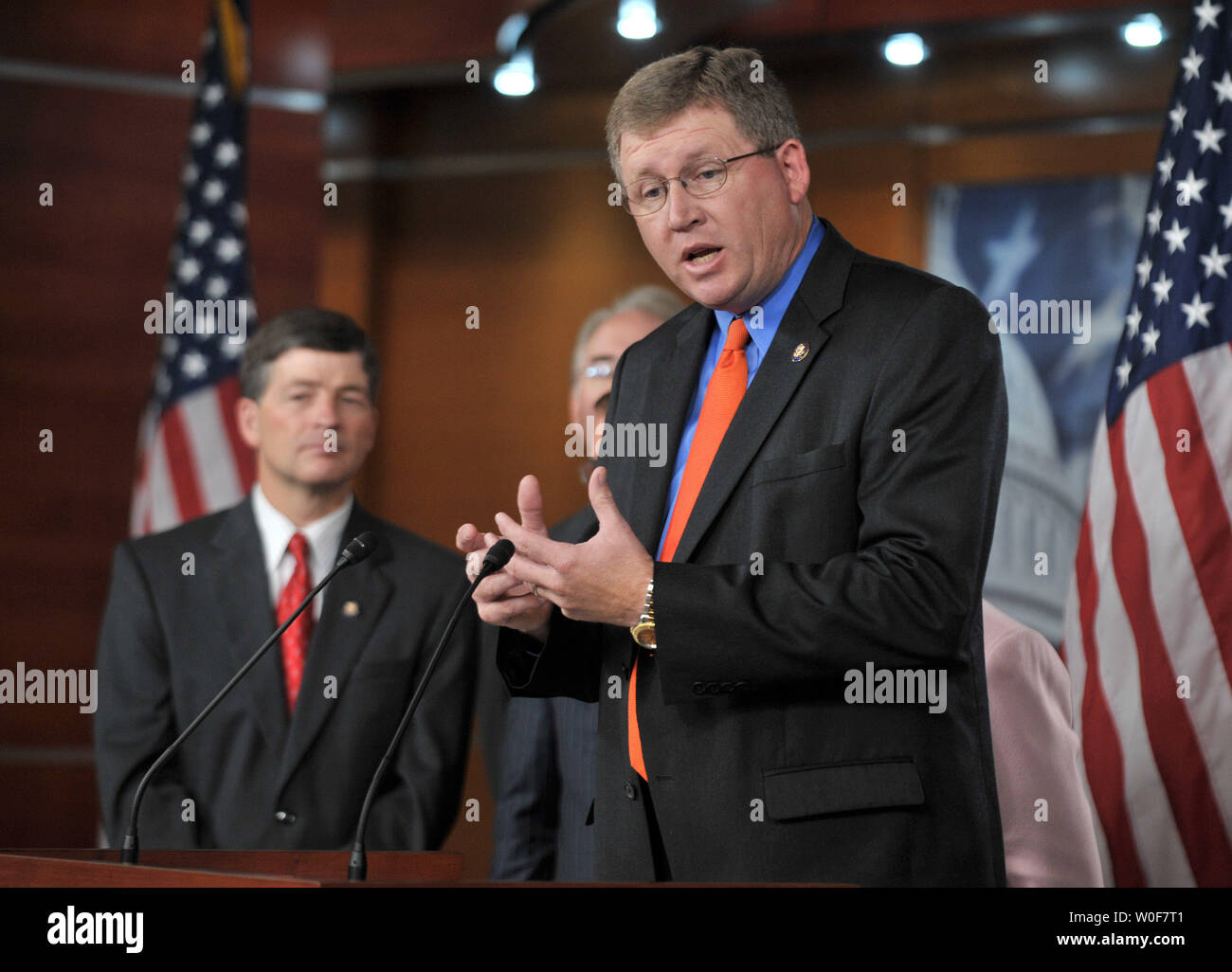 Rep. Frank Lucas (R-OK) spricht neben Rep. Jeb Hensarling (R-TX) auf einer Pressekonferenz am Jahrestag der Regierung eingreifen auf den Finanzmärkten in Washington am 15. September 2009. UPI/Kevin Dietsch Stockfoto