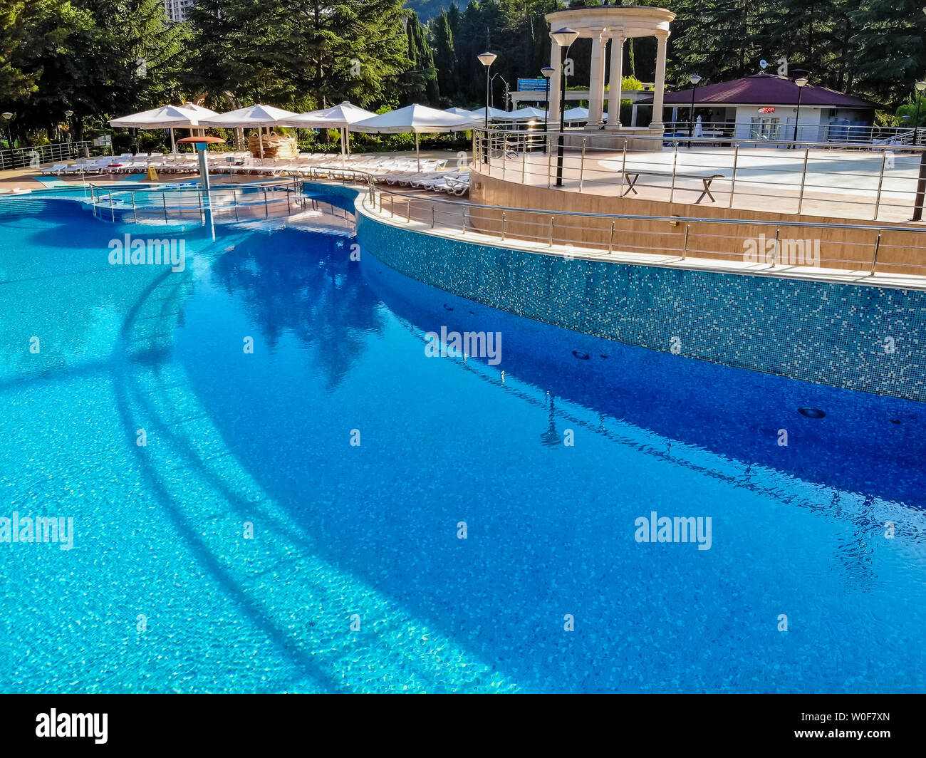 Anzeigen von opendoors Swimmingpool mit Liegen und Sonnenschirmen Stockfoto Anzeigen von opendoors Swimmingpool mit Liegen und Sonnenschirmen Stockfoto