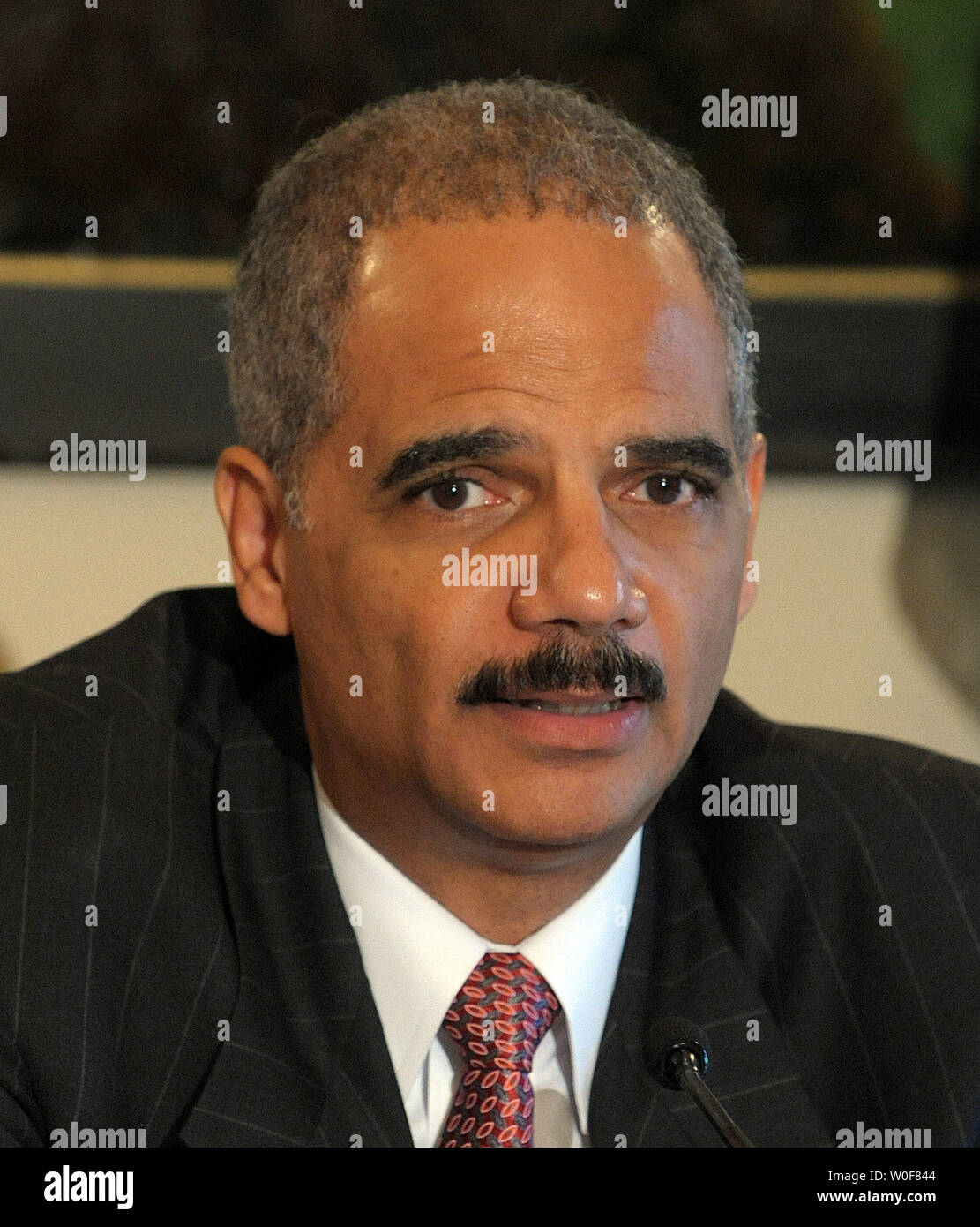 Justizminister Eric Holder spricht mit den Medien diskutieren, neue Trends und neue Aktionen Betrug zum Nachteil der Verbraucher in die Wohnungsmärkte in Washington am 17. September 2009 zu bekämpfen. Mit Halter waren Finanzminister Timothy Geithner; HUD Sekretär Shaun Donovan; Federal Trade Commission Vorsitzender Jon Leibowitz; finanzielle Verbrechen Enforcement Network Direktor Jim Freis; und einige Zustandgeneralstaatsanwalt. UPI/Roger L. Wollenberg Stockfoto