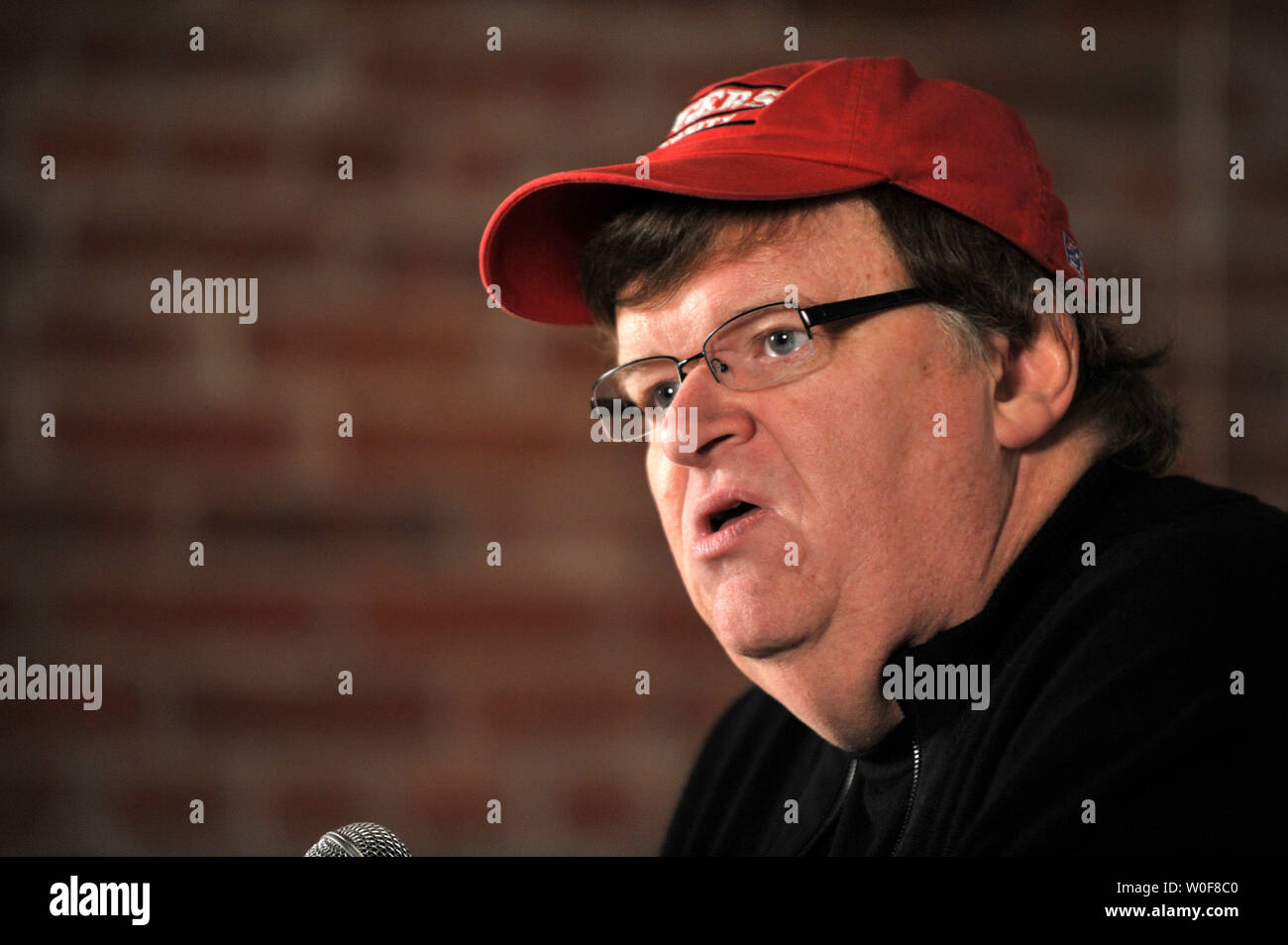 Filmemacher Michael Moore spricht über seinen neuen Film "Kapitalismus: eine Liebesgeschichte' vor einem Screening des Films am American Film Institute in Silver Spring, Maryland am 28. September 2009. UPI/Kevin Dietsch Stockfoto