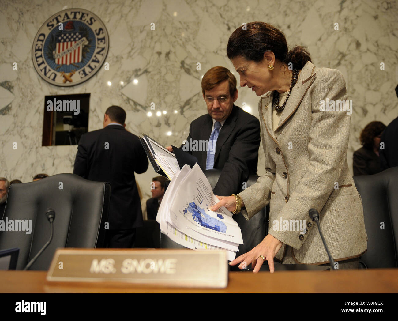 Sen Olympia Schnee (R-ME) spricht mit einem Beihilfe während der Marke der Finanzausschuss des health care reform Bill, in Washington am 29. September 2009. UPI/Kevin Dietsch Stockfoto