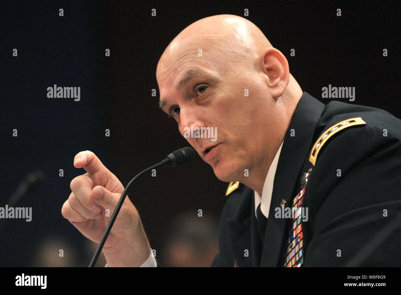 General Ray Odierno bezeugt vor einem House Armed Services Committee Hearing über die laufenden Bemühungen der Vereinigten Staaten im Irak in Washington am 30. September 2009. UPI/Kevin Dietsch Stockfoto