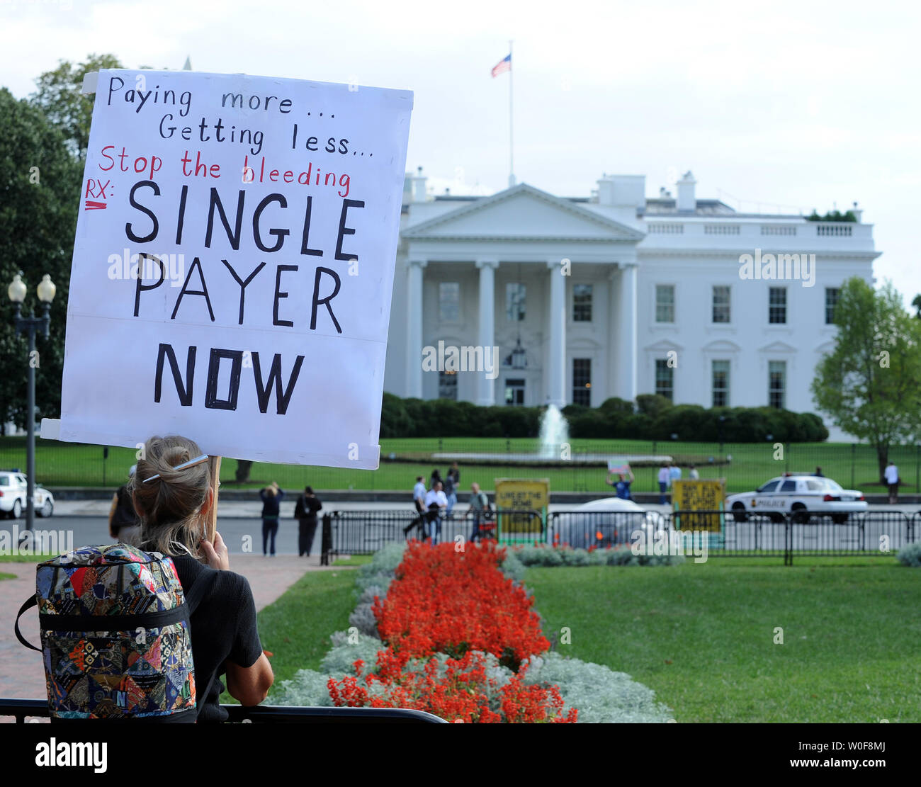 Demonstranten melden Sie eine Gruppe, die sich "ad als Hölle Ärzte für eine single-payer Health Care System in Lafayette Park in der Nähe des Weissen Hauses in Washington am 30. September 2009. Kongress arbeitet derzeit an weitreichende Rechtsvorschriften bedeutete, das Gesundheitswesen zu reformieren. UPI/Roger L. Wollenberg Stockfoto