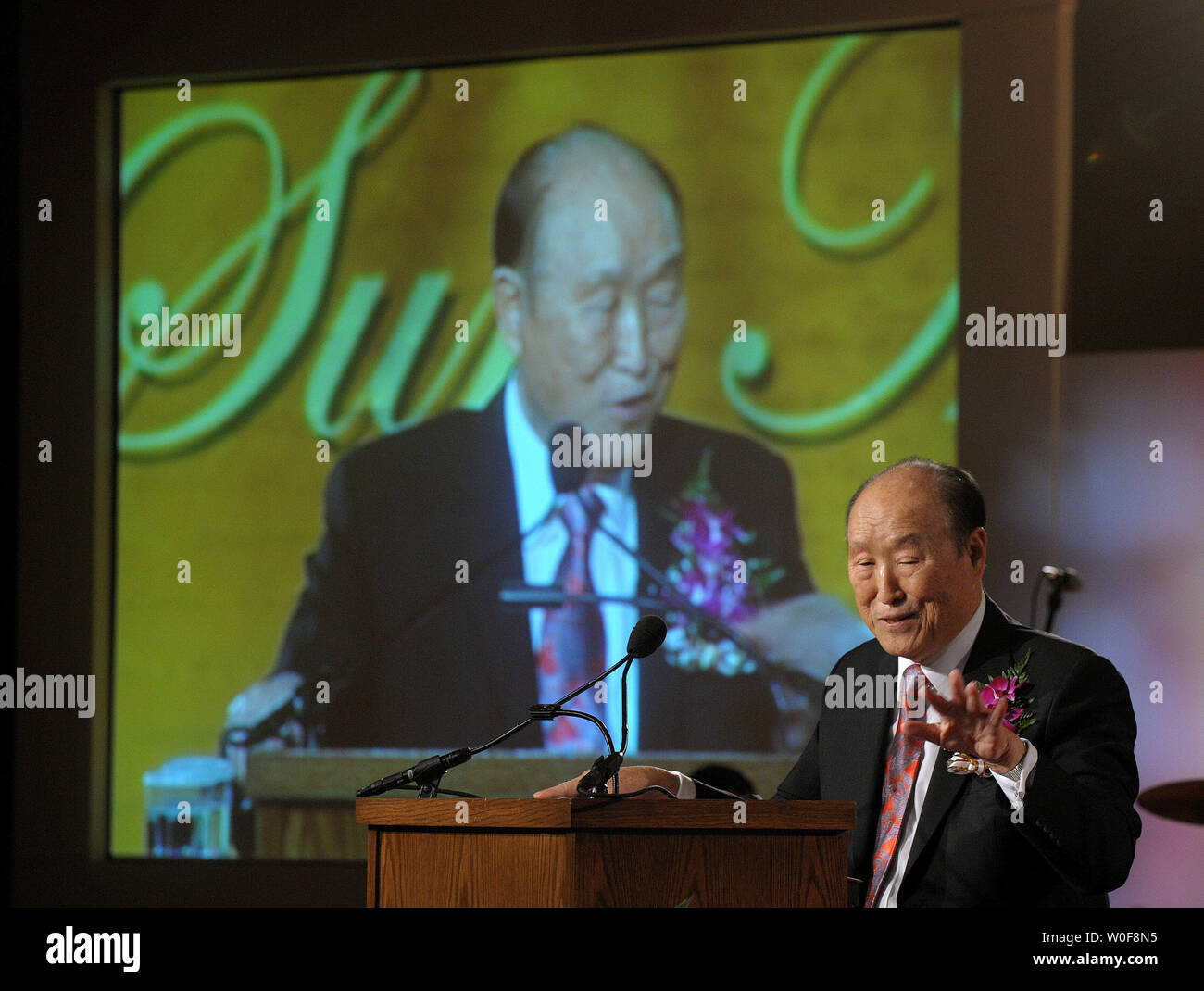 Reverend Sun Myung Moon lacht nach dem Sound System konnte kurz, während er Adressen ein Bankett zu Ehren des englischen Veröffentlichung seiner Autobiografie" als Peace-Loving Global Citizen" in Arlington, Virginia, am 1. Oktober 2009. UPI/Roger L. Wollenberg Stockfoto