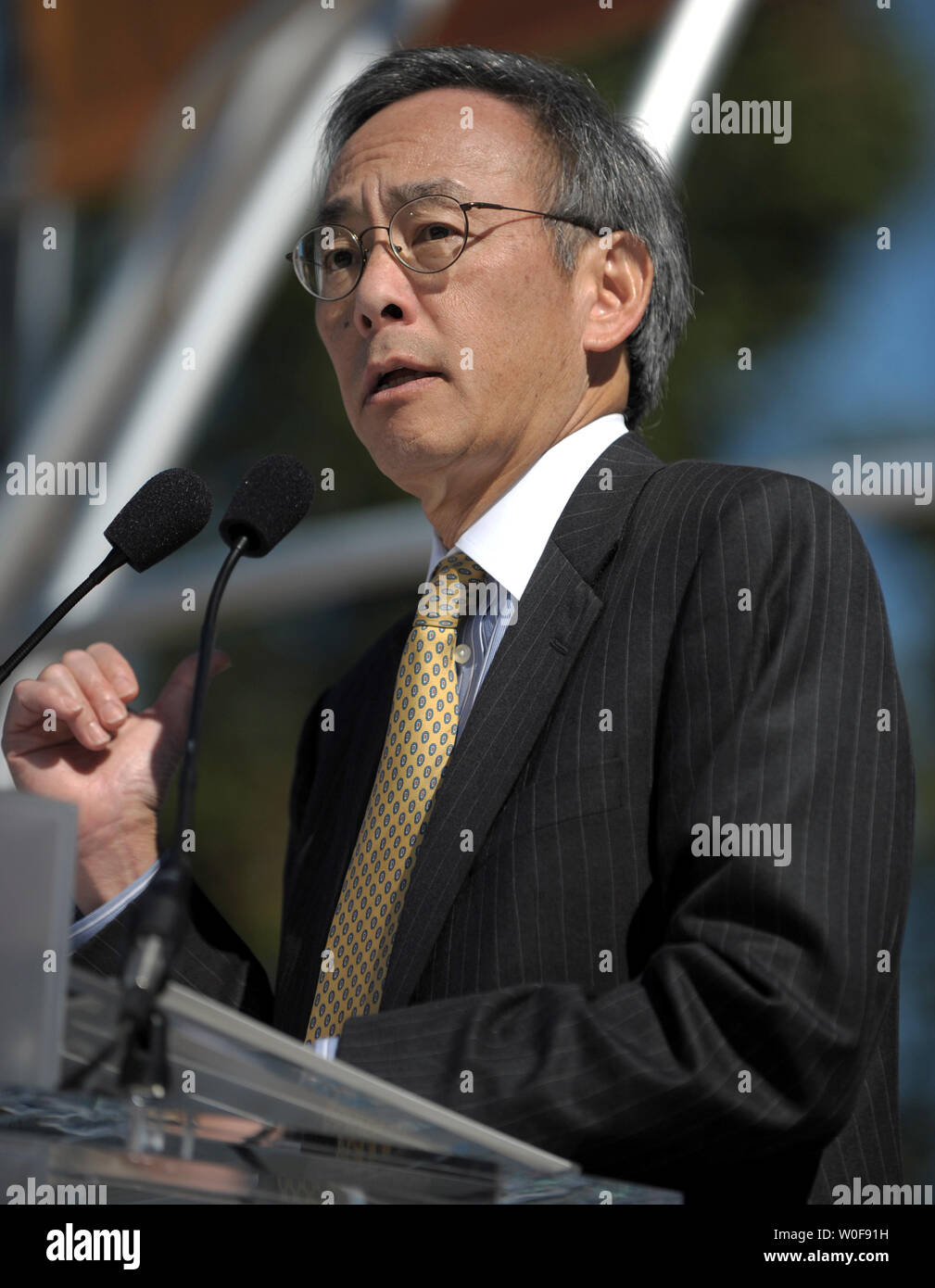 Energieminister Steven Chu spricht während der Eröffnung des Solar Decathlon 2009 auf der National Mall in Washington am 8. Oktober 2009. 20 Hochschulteams gebaut, High-tech, hocheffiziente Solarzellen - Häuser zur Schau zu stellen, "grünes" Design und Technologie. UPI/Roger L. Wollenberg Stockfoto