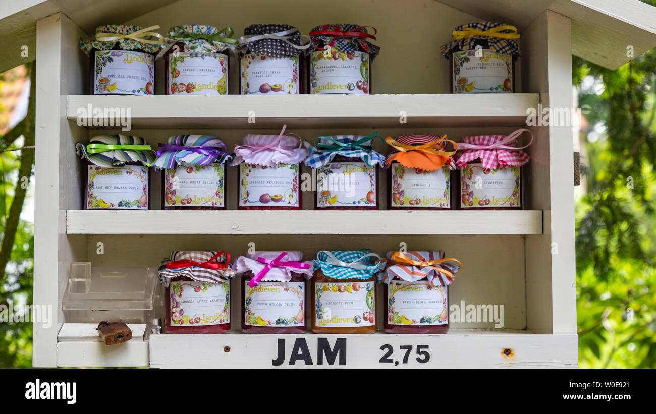 Beekbergen, Niederlande, 21. Juni 2019: hausgemachte Marmelade zum Verkauf in mehreren Geschmacksrichtungen an einem Bauernhof im ländlichen Gebiet in den Niederlanden Stockfoto