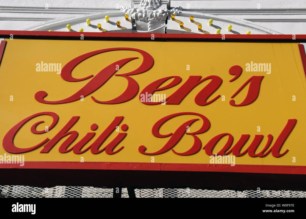 Ben's Chili Bowl ist in Washington am 8. Oktober 2009 gesehen. Ben Ali, der die Washington DC Sehenswürdigkeiten im Jahr 1958, starb der Herzinsuffizienz am 7. Oktober im Alter von 82 Jahren. Das Restaurant, eine Befestigung auf der Distrikt von Columbia "Schwarze Broadway, 'U Street, berühmt geöffnet während der 1968 Rassenunruhen waren nach der Ermordung von Martin Luther King Jr., mit Polizisten und Demonstranten. UPI/Alexis C Glenn Stockfoto