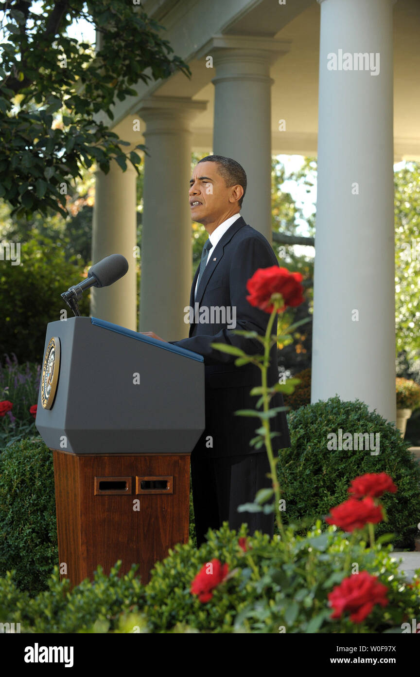 Us-Präsident Barack Obama macht eine Aussage, nachdem er als Gewinner des Friedensnobelpreises im Rosengarten des Weißen Hauses in Washington am 9. Oktober 2009 bekannt gegeben wurde. Obama war der Sieger für seine außergewöhnlichen Bemühungen, die internationale Diplomatie und die Zusammenarbeit zwischen Völkern zu stärken" benannt." UPI/Roger L. Wollenberg Stockfoto