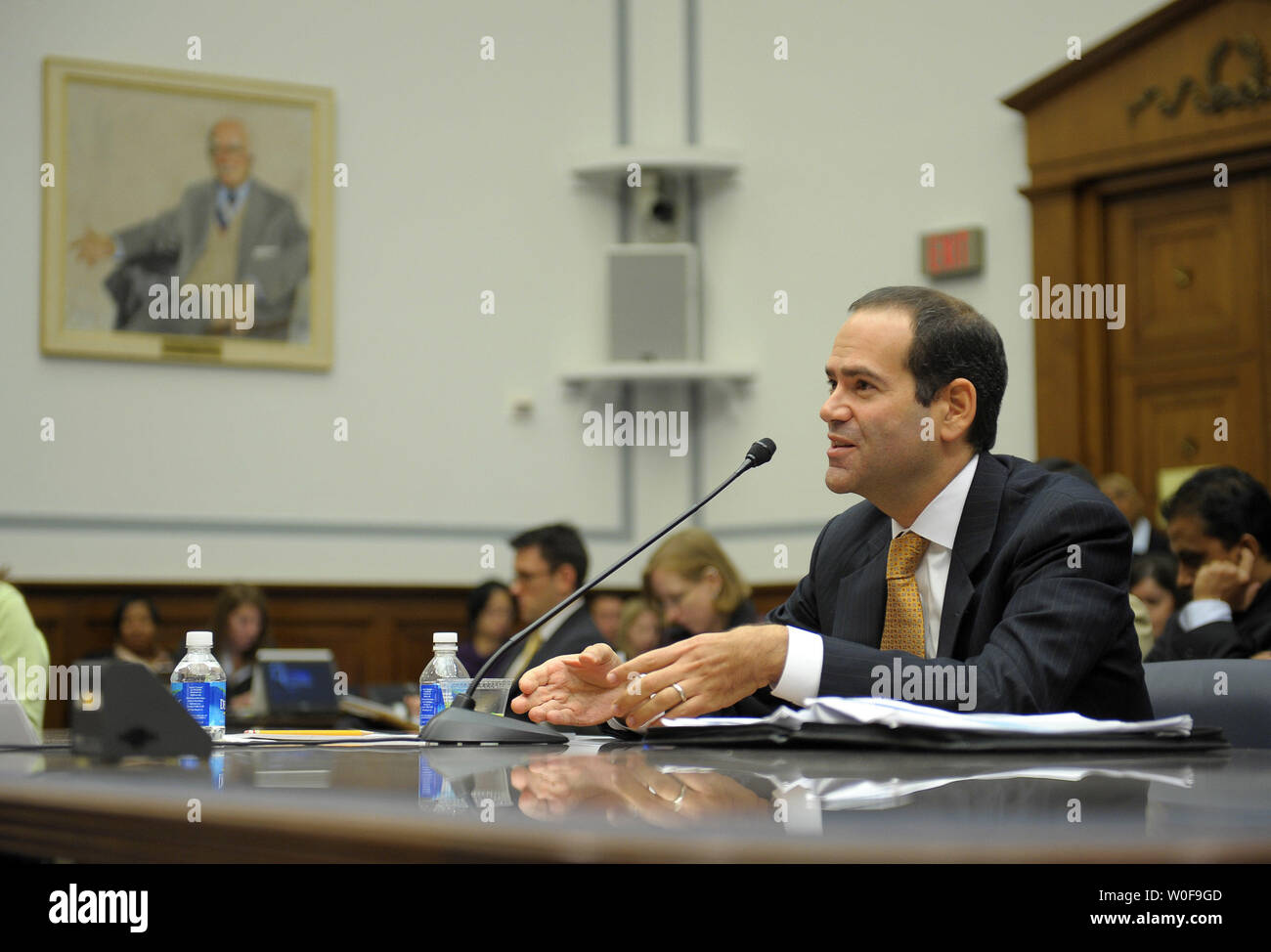 Neil Barofsky, spezielle generalinspekteur Für das Troubled Asset Relief Program (TARP) bezeugt, während ein Haus Aufsicht und Regierungsreform Ausschuss Anhörung über AIG Boni in Washington am 14. Oktober 2009. UPI/Kevin Dietsch Stockfoto